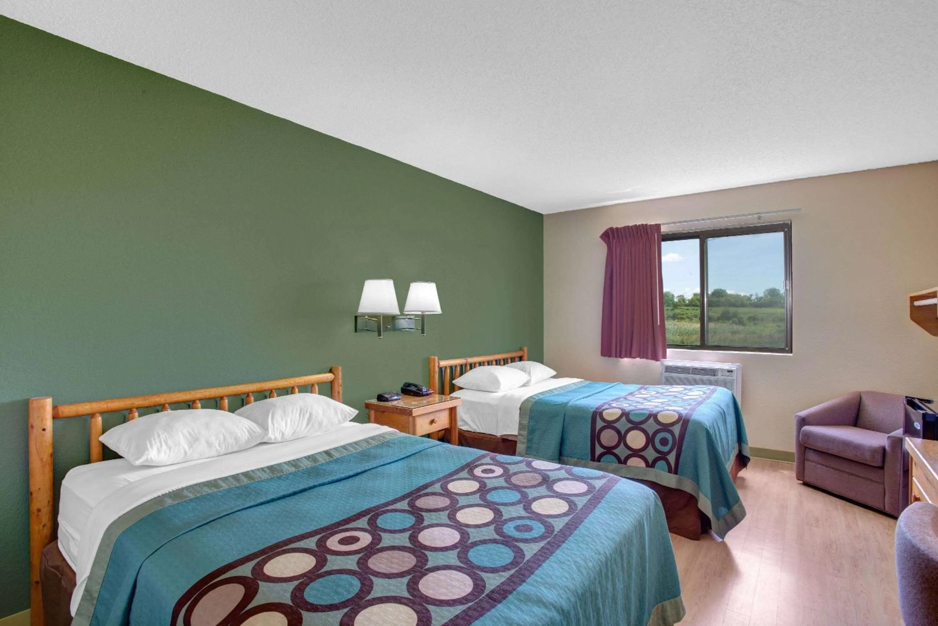 Photo of the whole room, Bed in Super 8 by Wyndham Ticonderoga