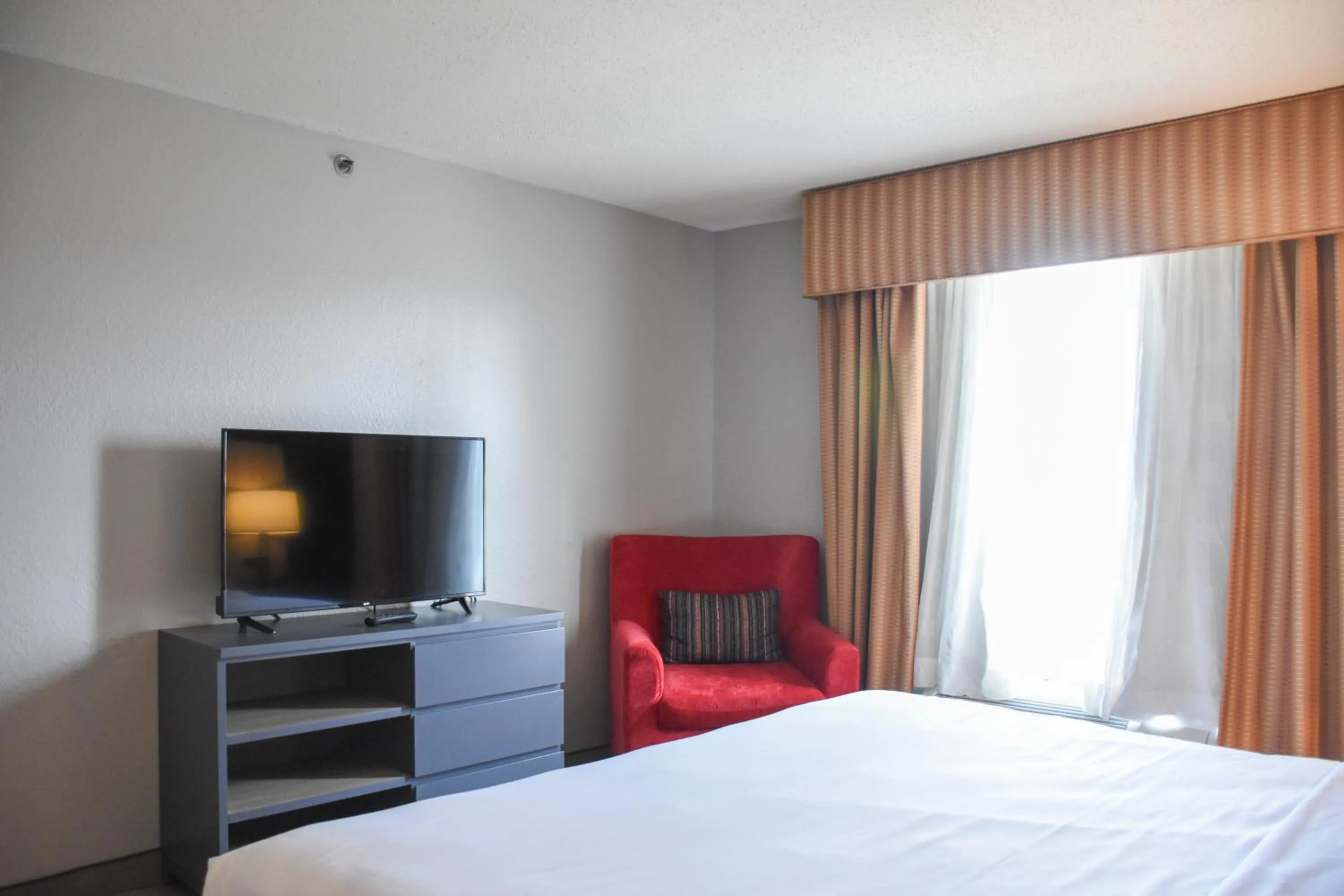 Bed in Country Inn & Suites by Radisson, Bloomington-Normal West, IL