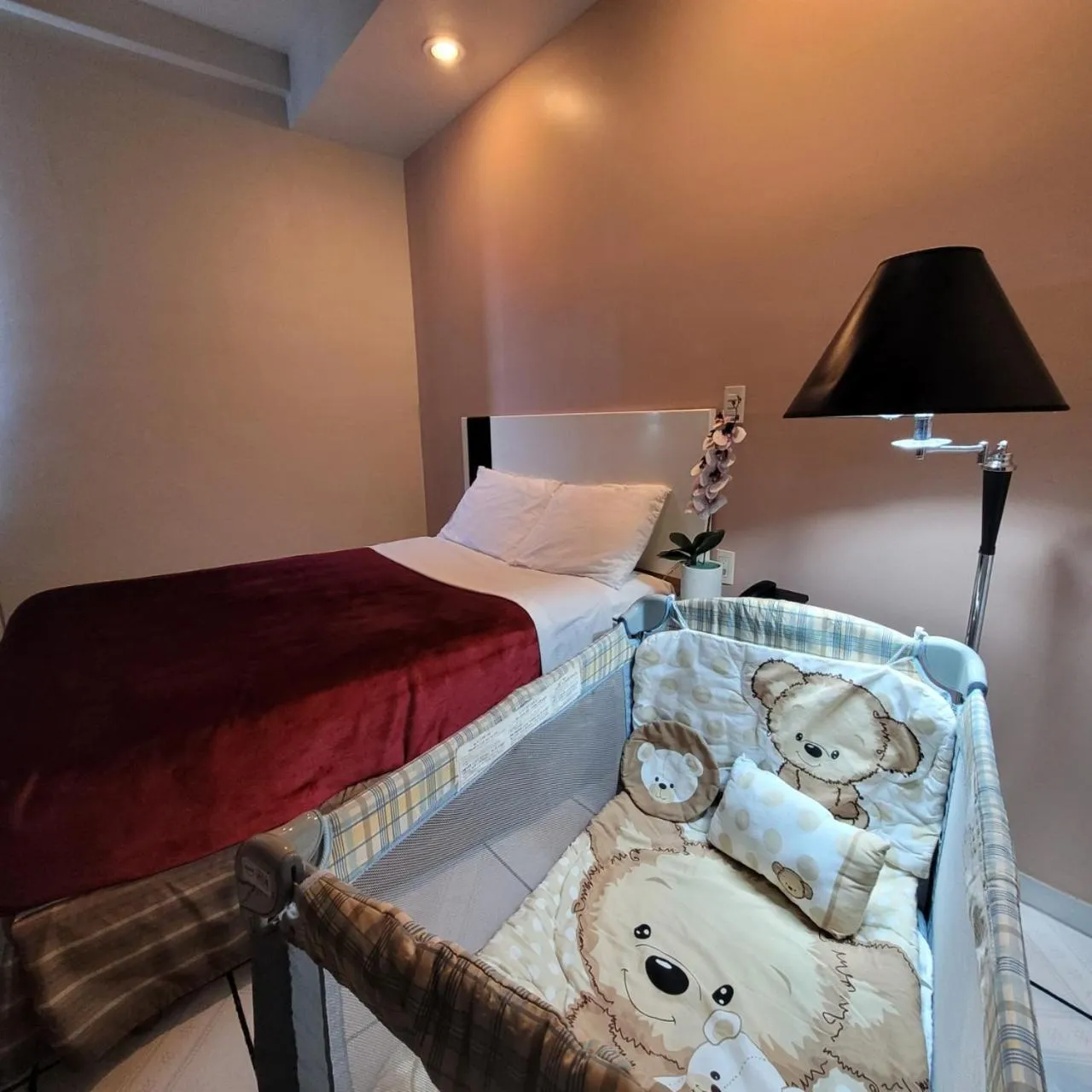 Bed in Hotel Cali Blvd.