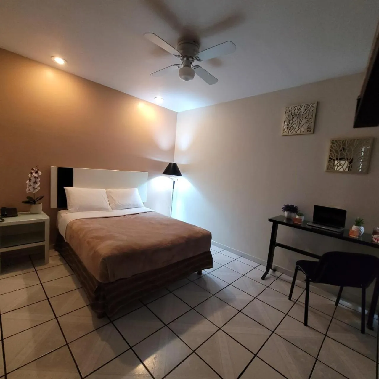 Bed in Hotel Cali Blvd.