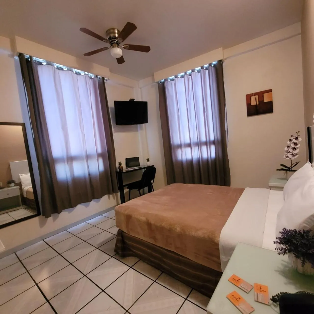 Bed in Hotel Cali Blvd.