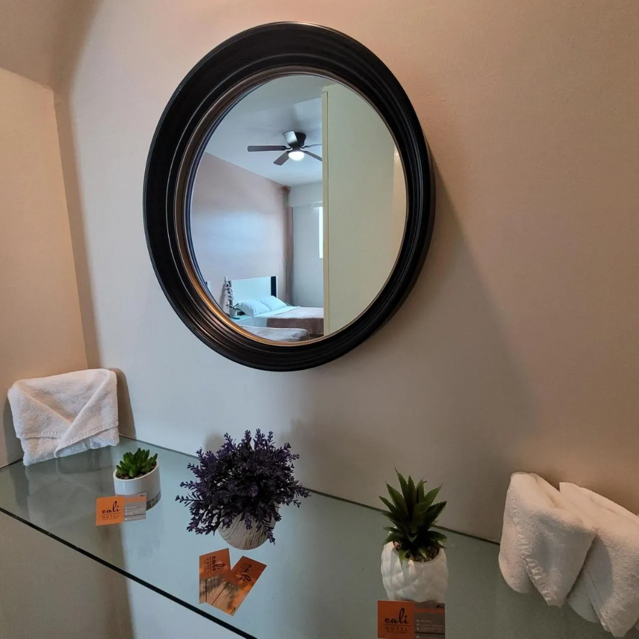 Photo of the whole room in Hotel Cali Blvd.