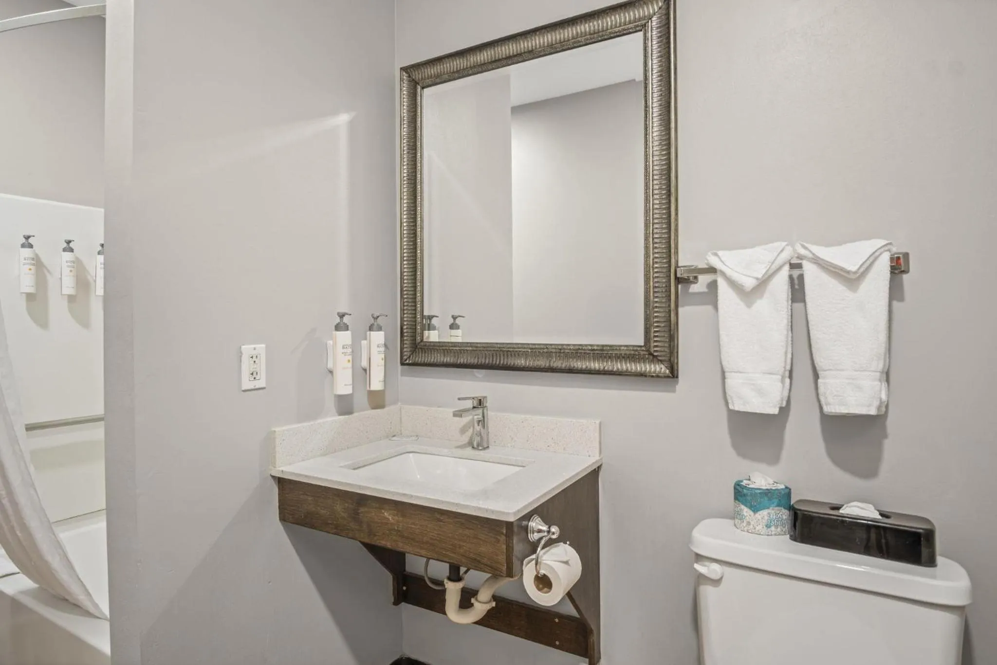 Bathroom in Sonesta Essential Hotels & Suites Kansas City Blue Springs