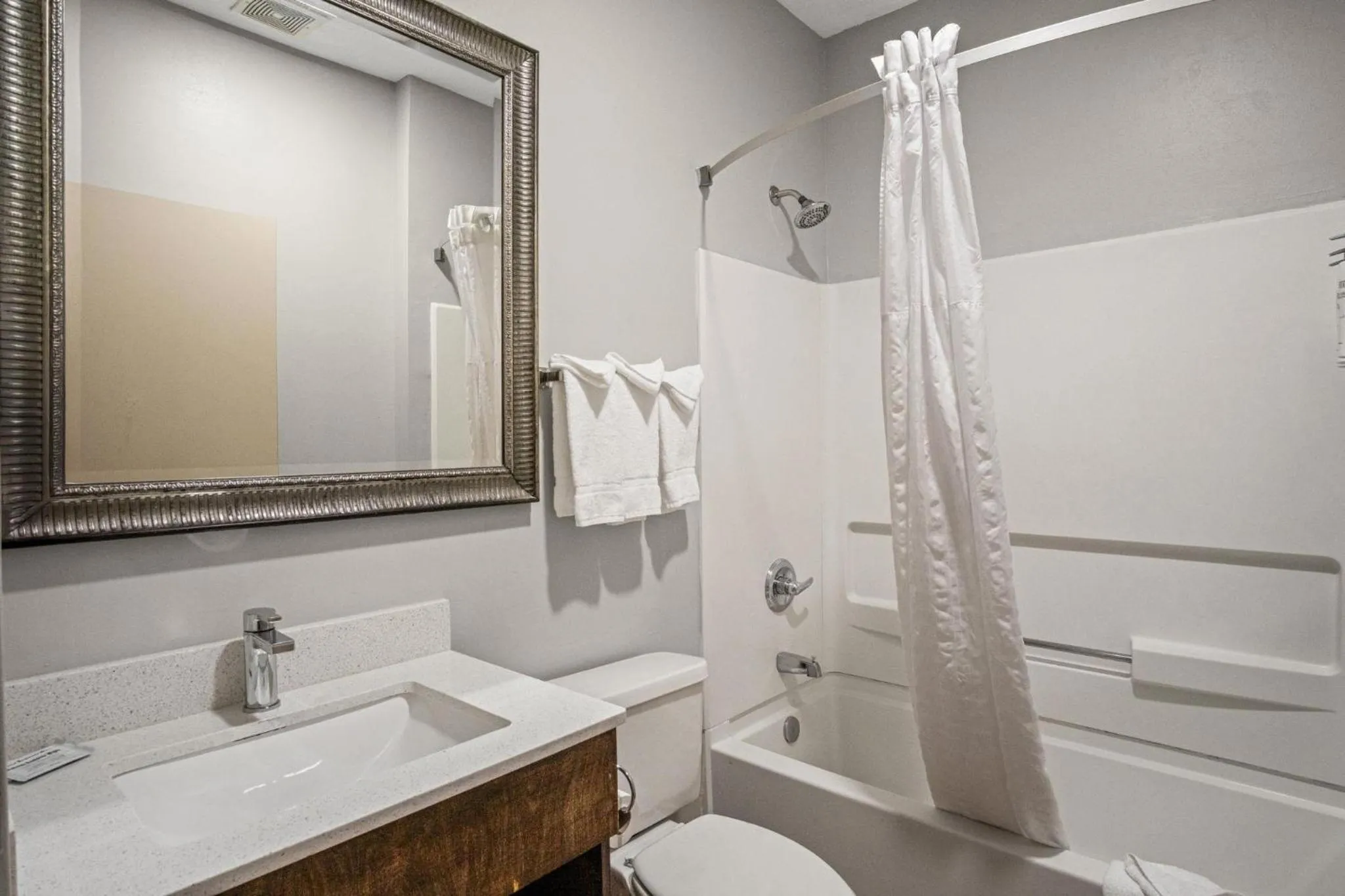 Bathroom in Sonesta Essential Hotels & Suites Kansas City Blue Springs