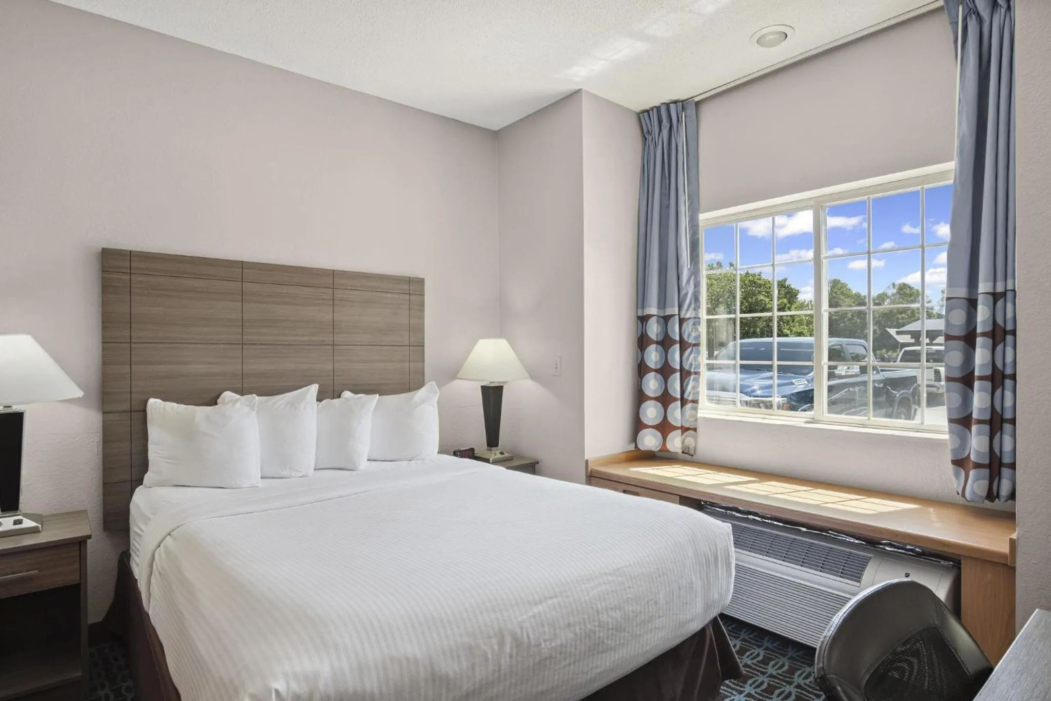 Bedroom, Bed in Sonesta Essential Hotels & Suites Kansas City Blue Springs