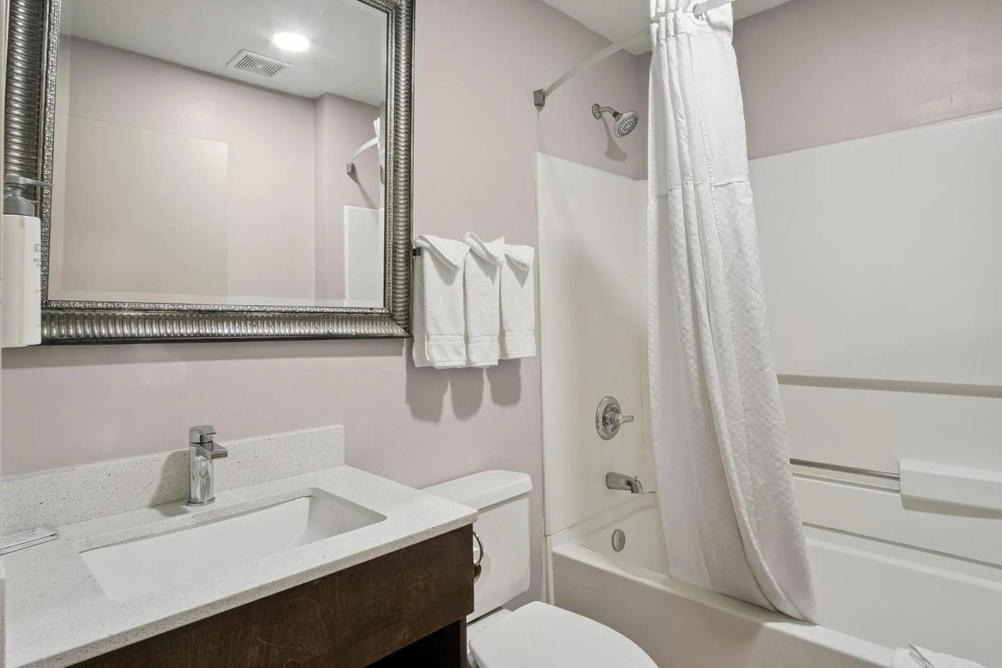 Bathroom in Sonesta Essential Hotels & Suites Kansas City Blue Springs