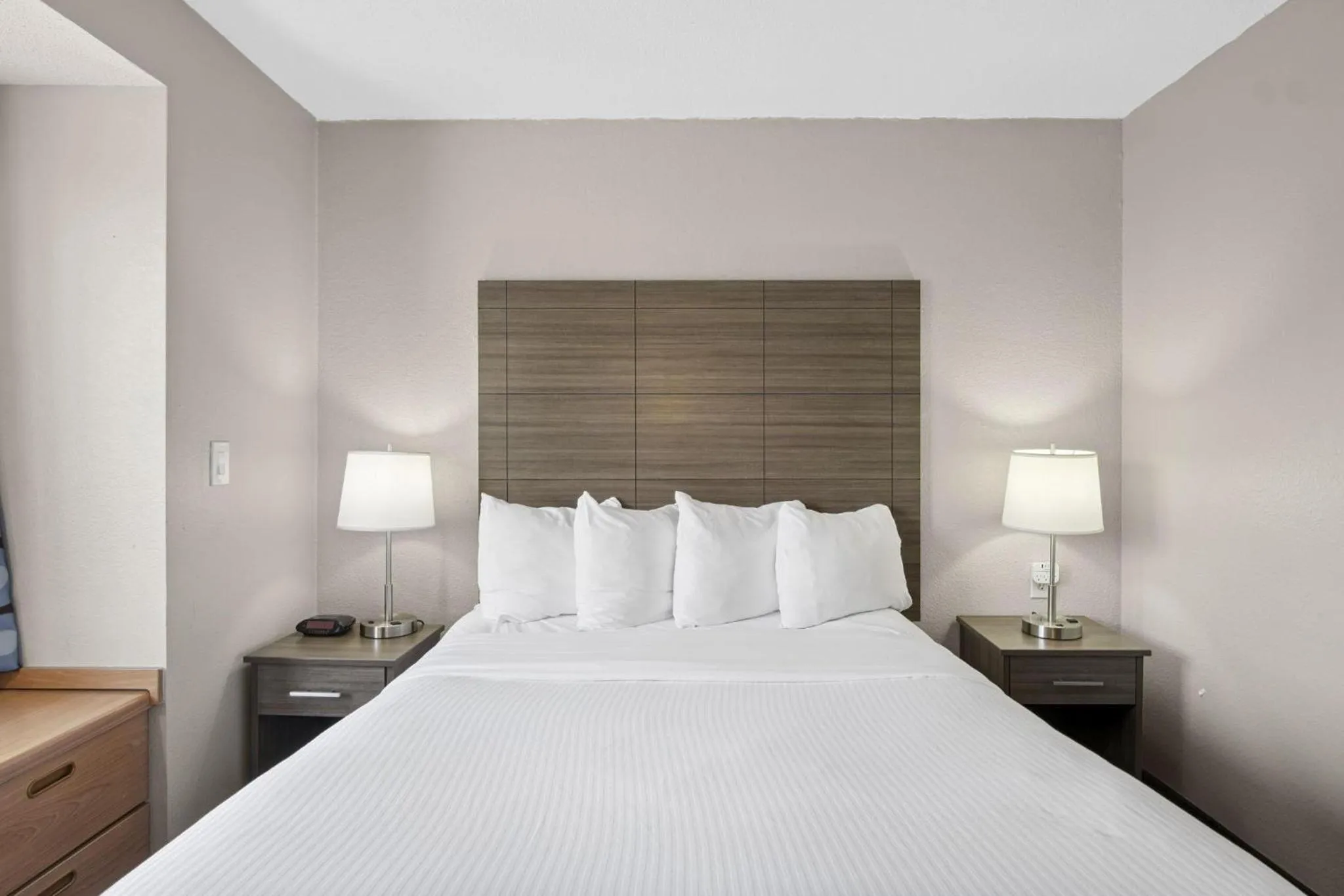 Bedroom, Bed in Sonesta Essential Hotels & Suites Kansas City Blue Springs