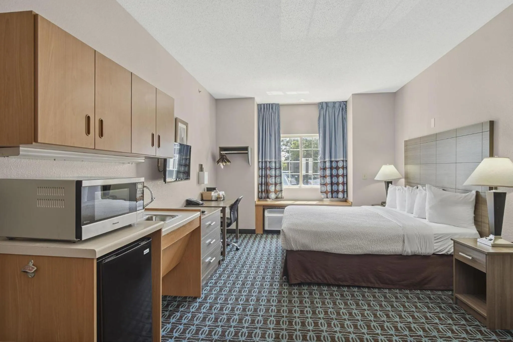 Bedroom, Bed in Sonesta Essential Hotels & Suites Kansas City Blue Springs