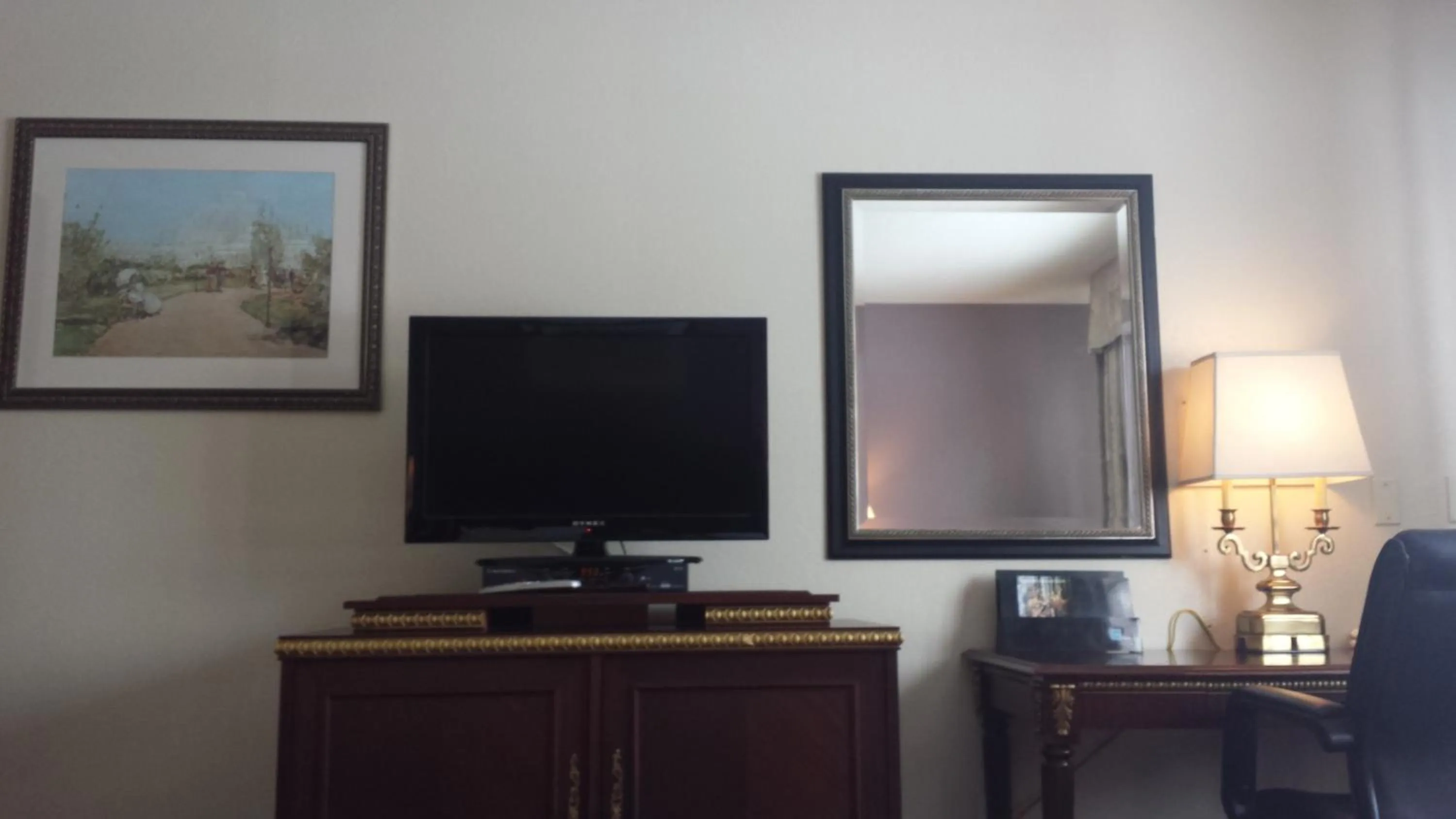 TV and multimedia in Americas Best Inn & Suites Urbana