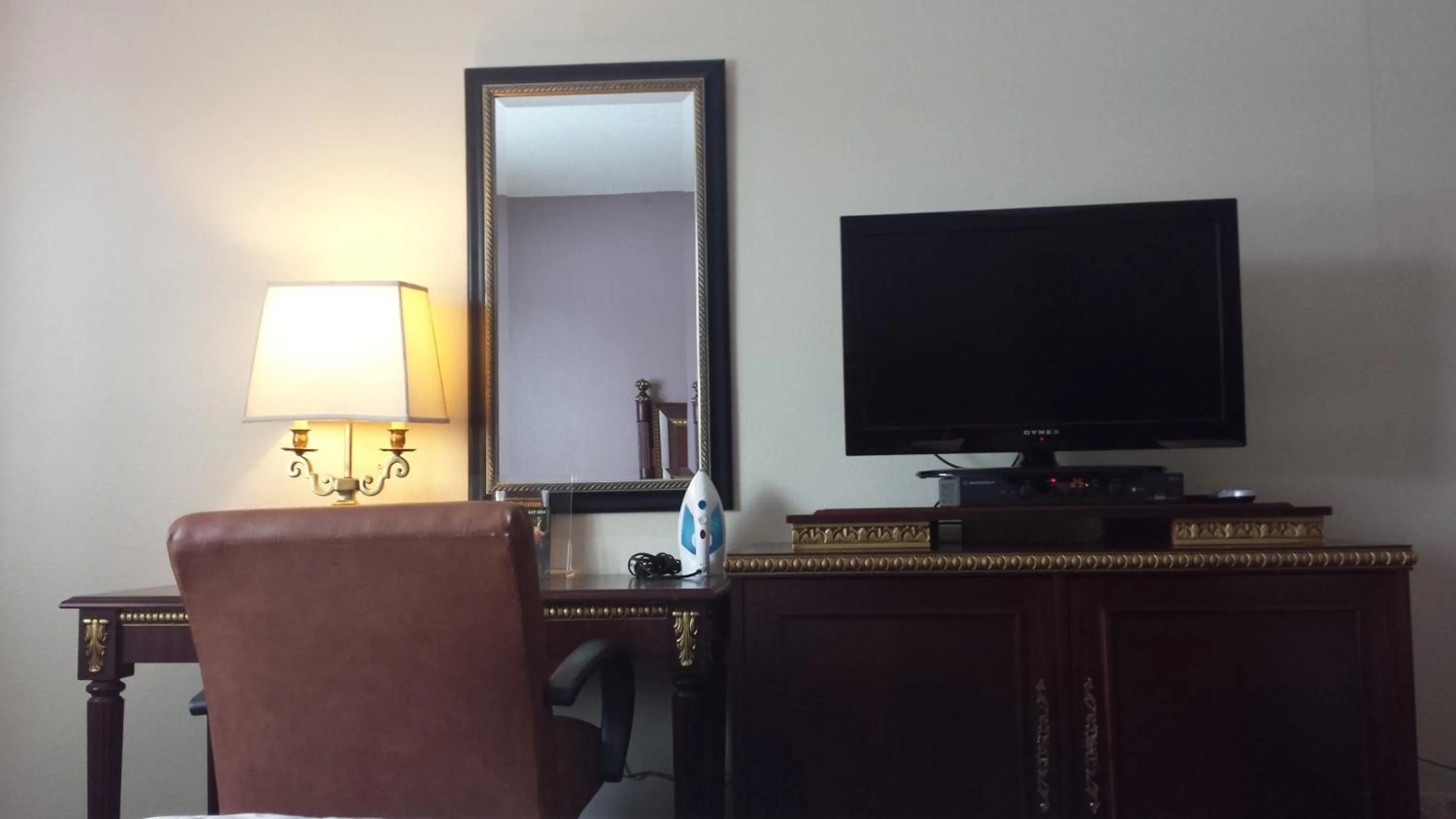 Living room in Americas Best Inn & Suites Urbana