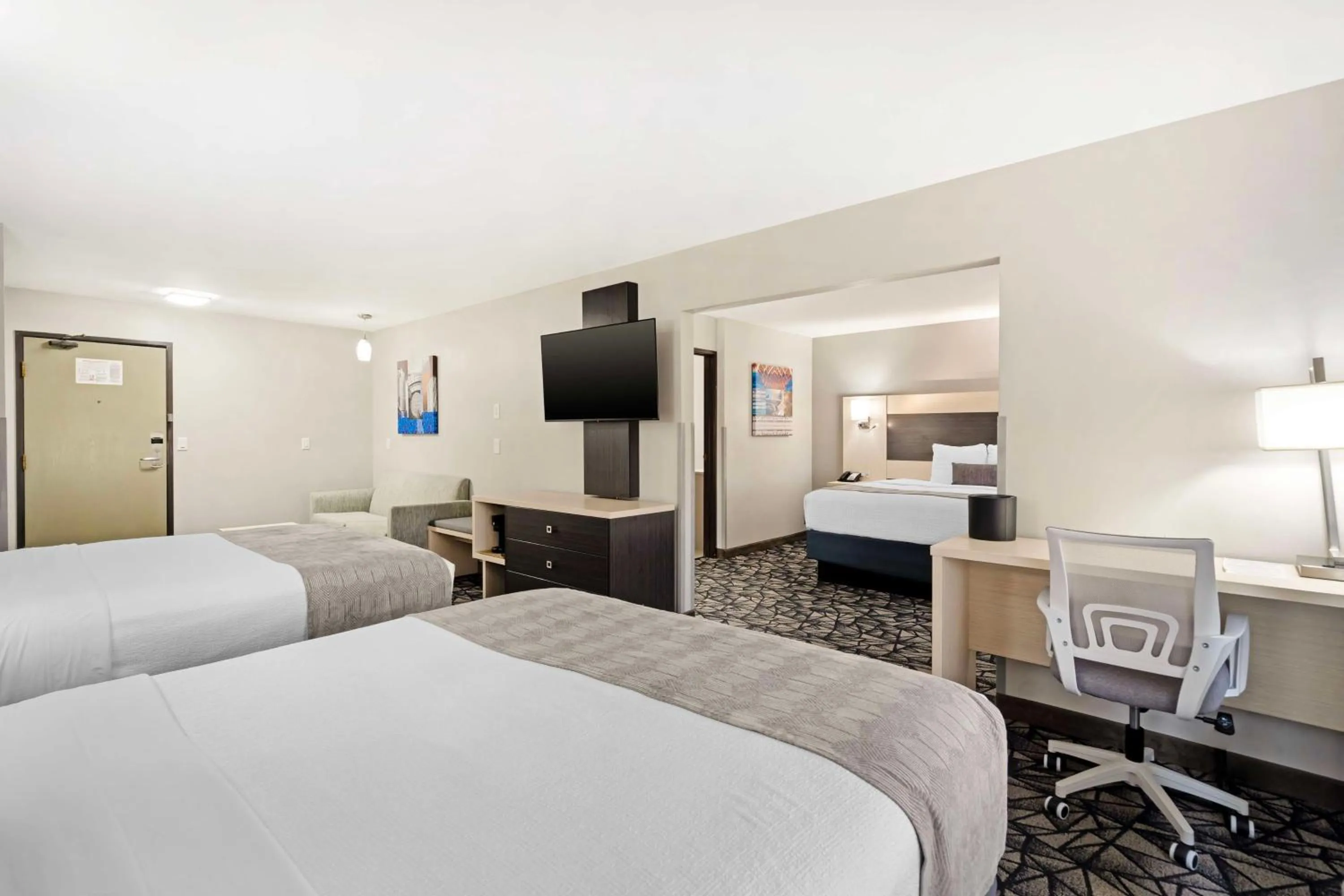 Photo of the whole room, Bed in Best Western Morton Inn