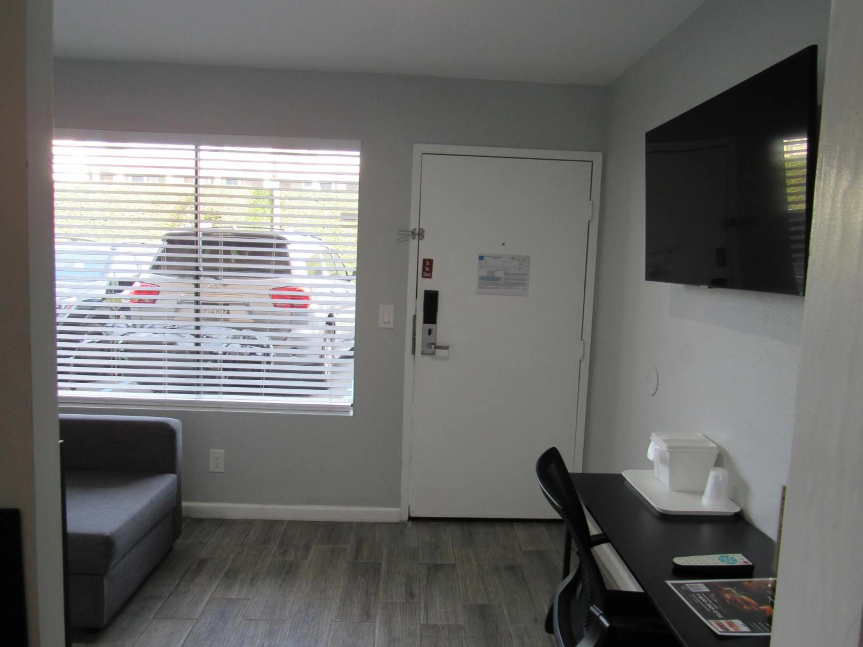 TV and multimedia in Capri Suites Anaheim