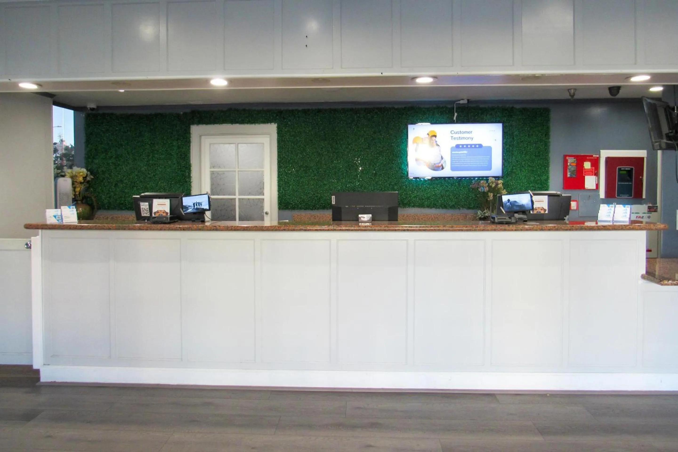 Lobby or reception in Capri Suites Anaheim