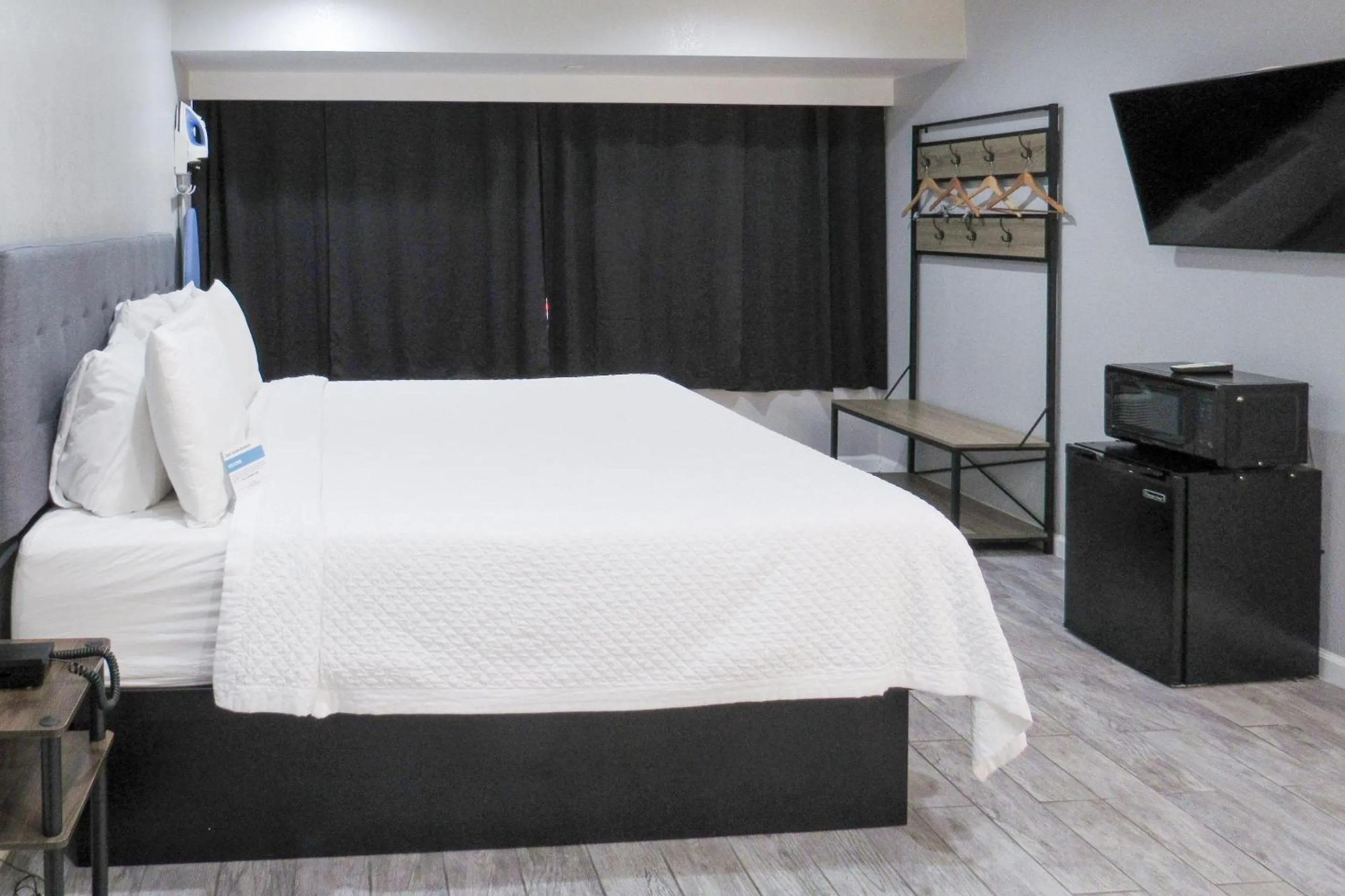 Bedroom, Bed in Capri Suites Anaheim