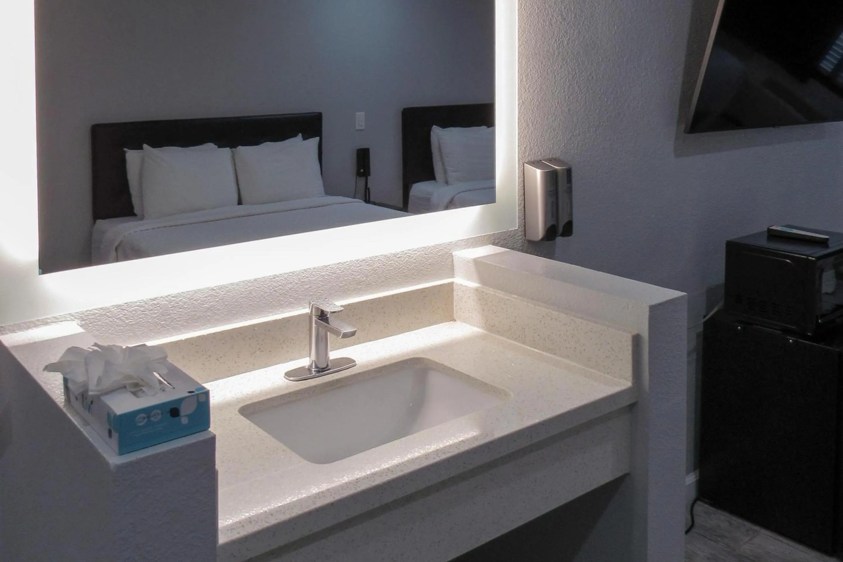 Bedroom, Bed in Capri Suites Anaheim