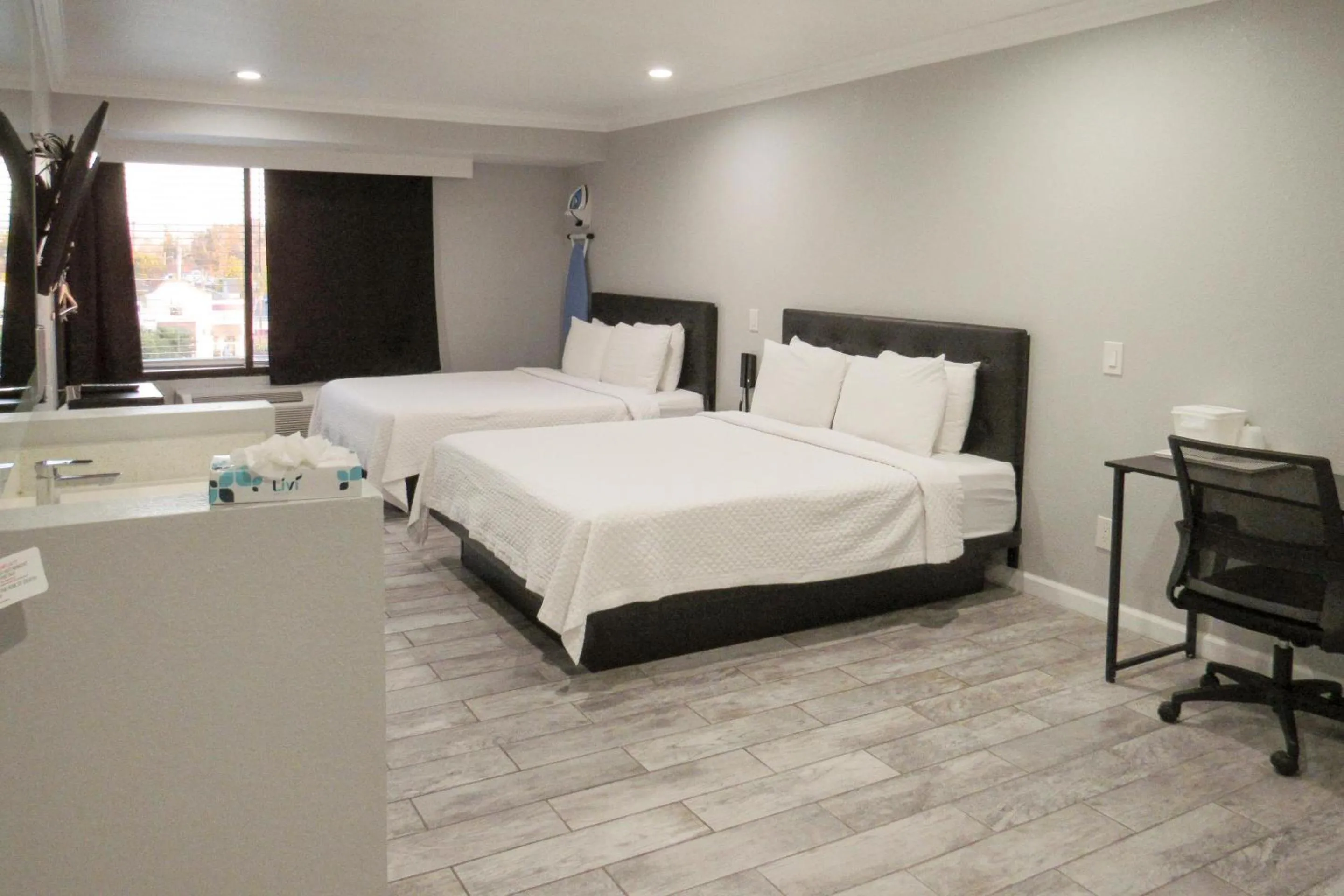 Bedroom, Bed in Capri Suites Anaheim