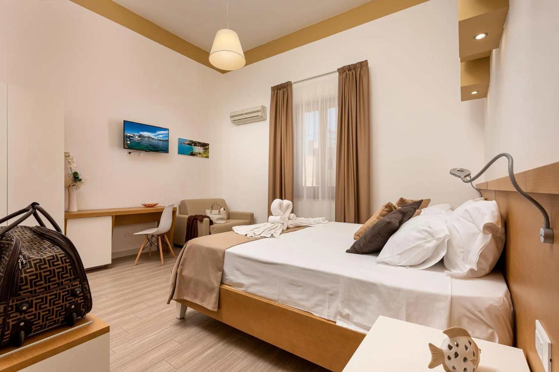 Photo of the whole room, Bed in Blueeyes