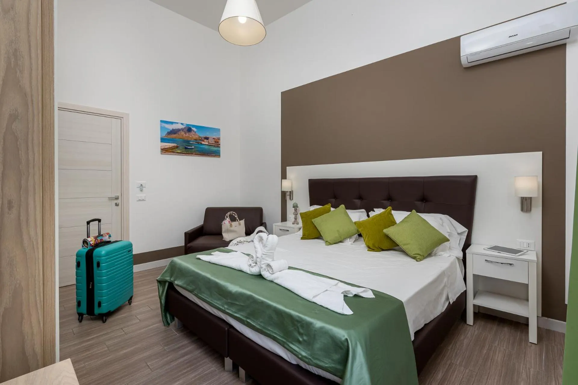 Bedroom, Bed in Blueeyes