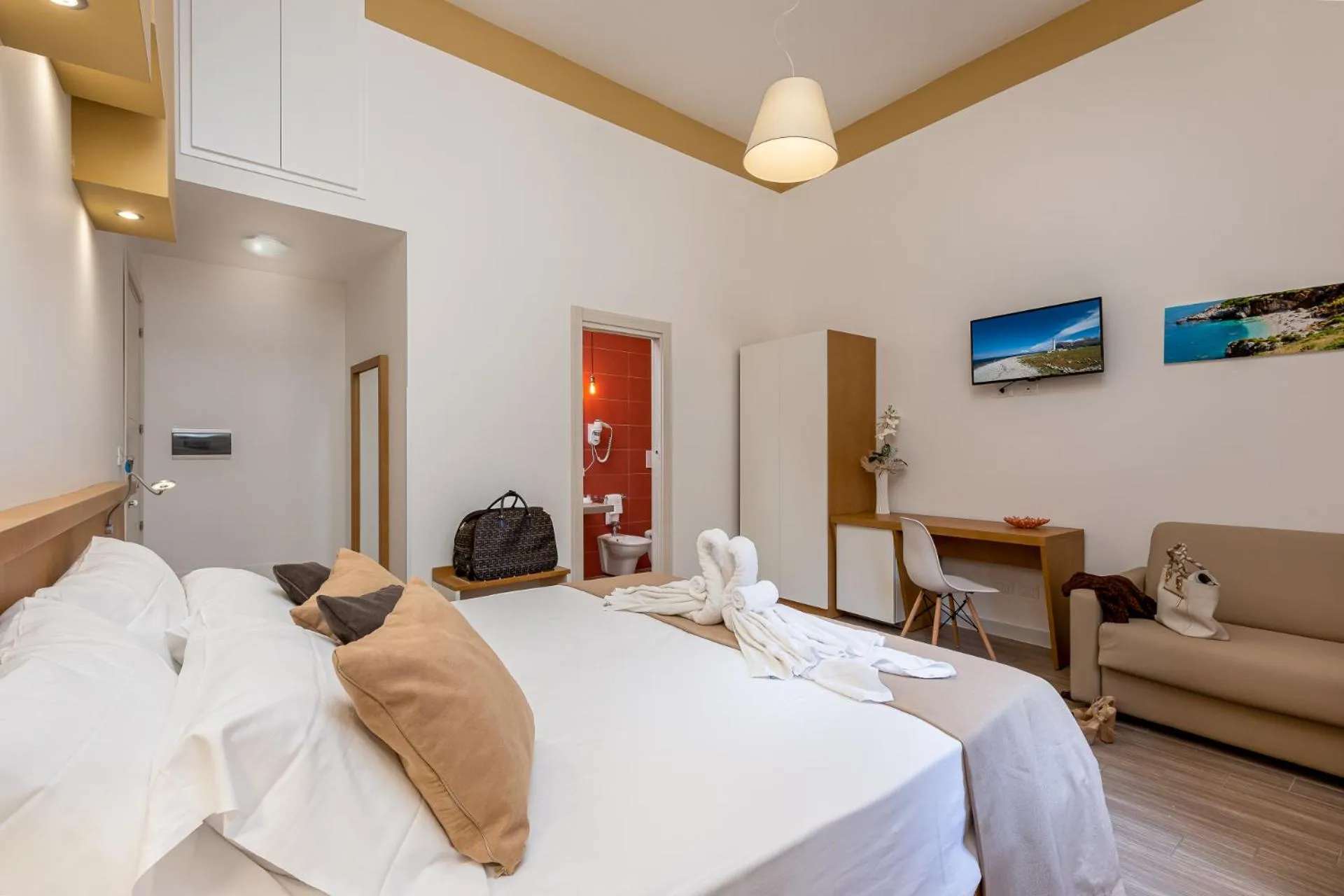 Photo of the whole room, Bed in Blueeyes