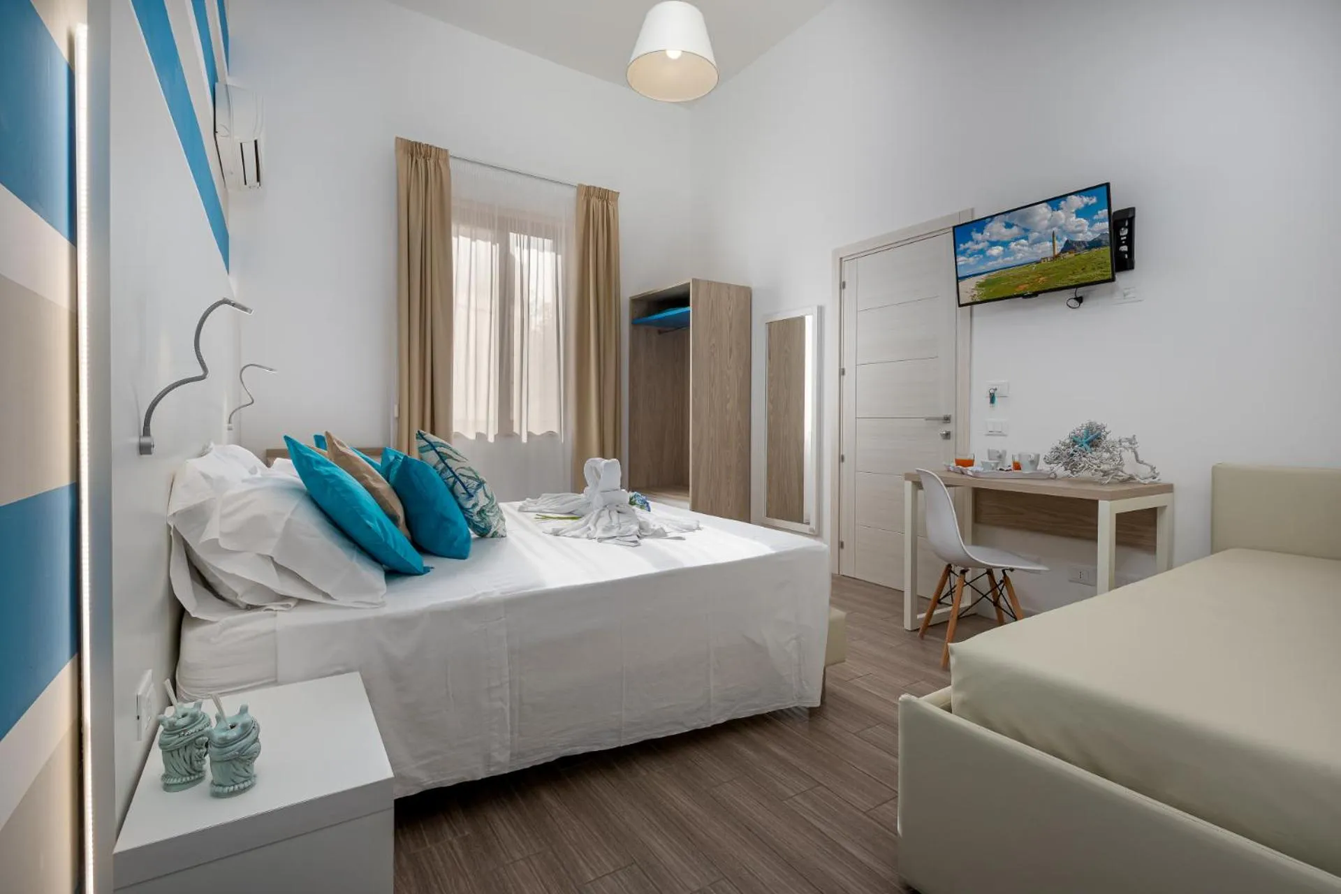 Bedroom, Bed in Blueeyes