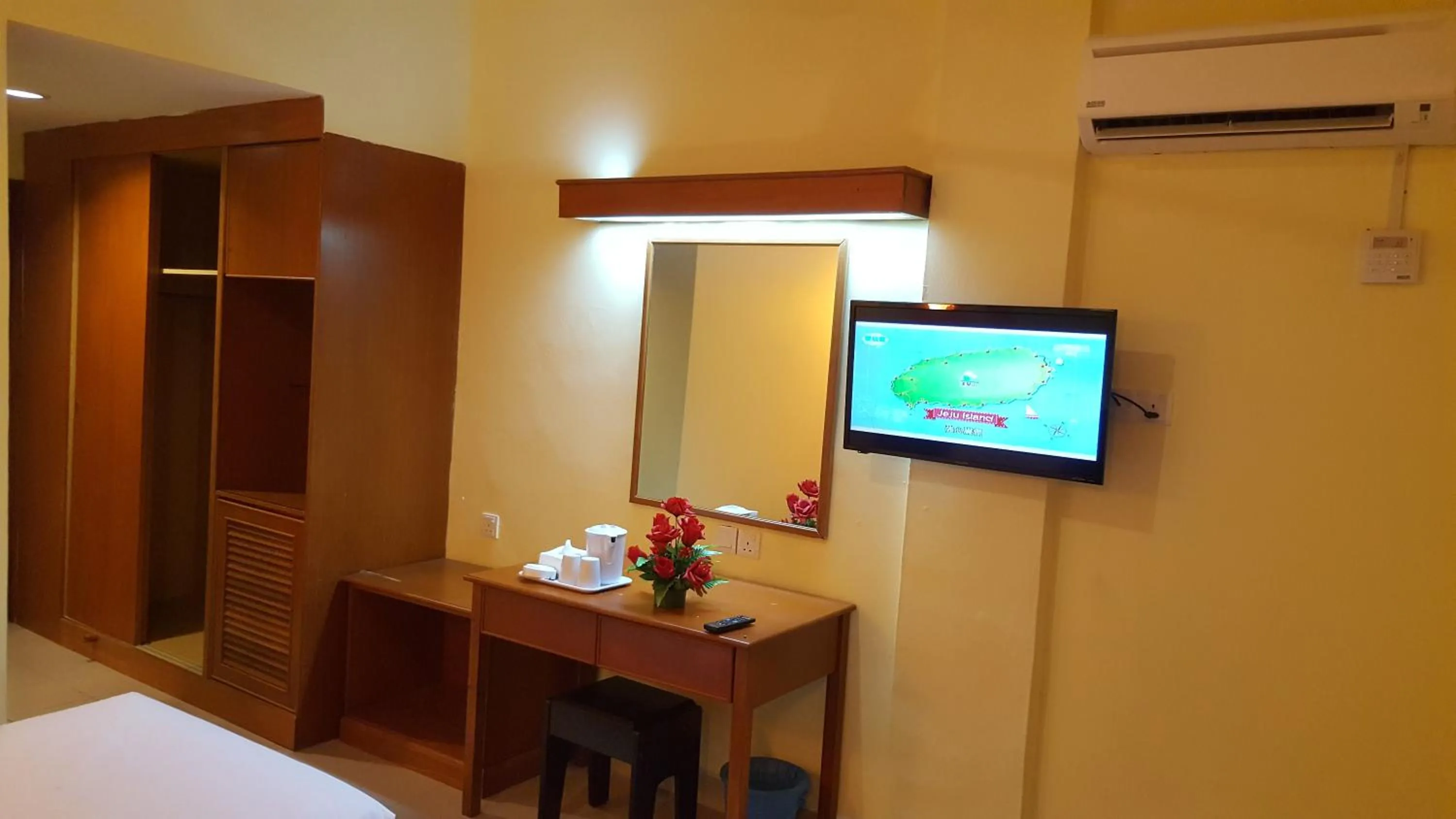 TV and multimedia, Bed in Sun Inns Hotel Sitiawan