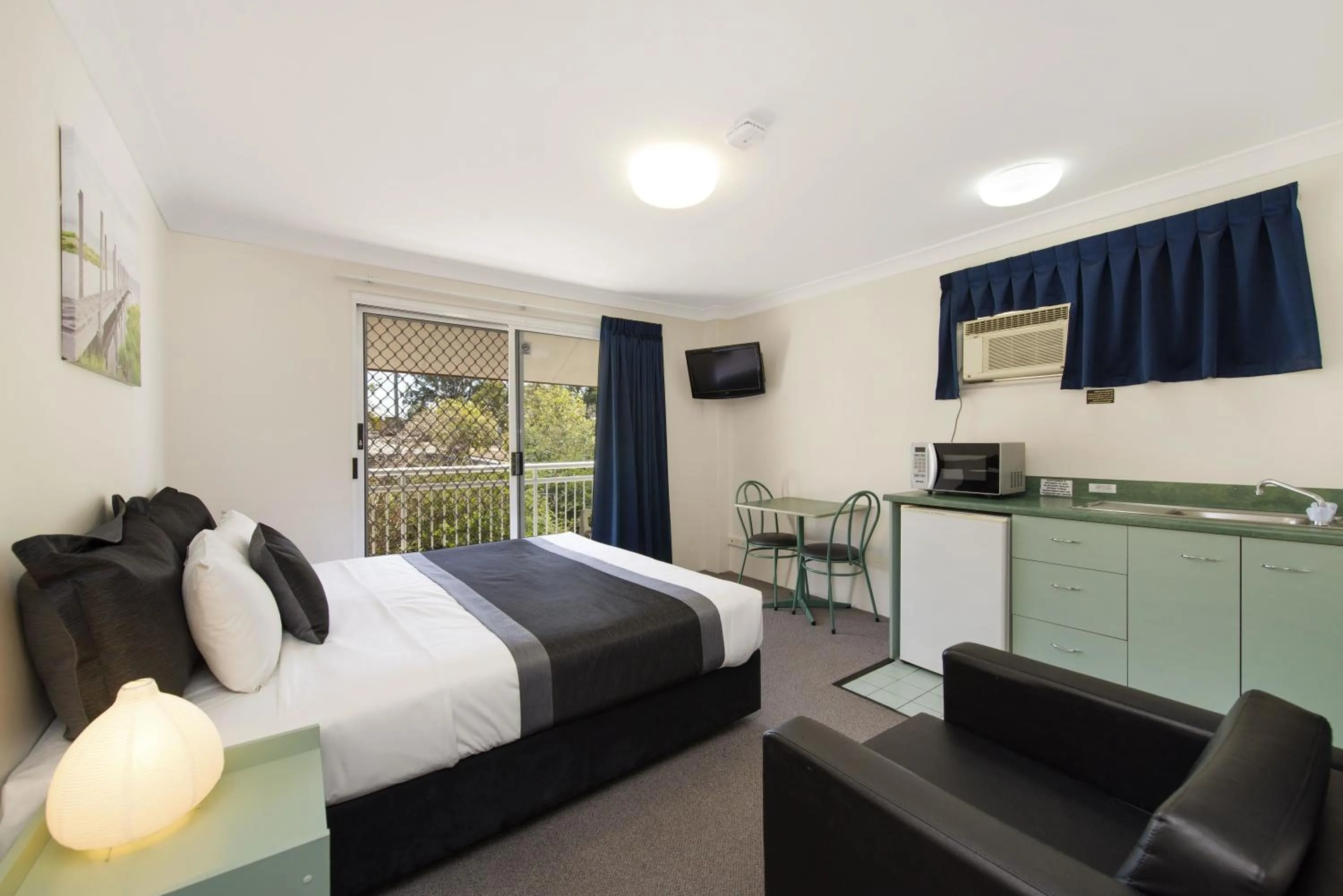 TV and multimedia, Bed in Chermside Court Motel
