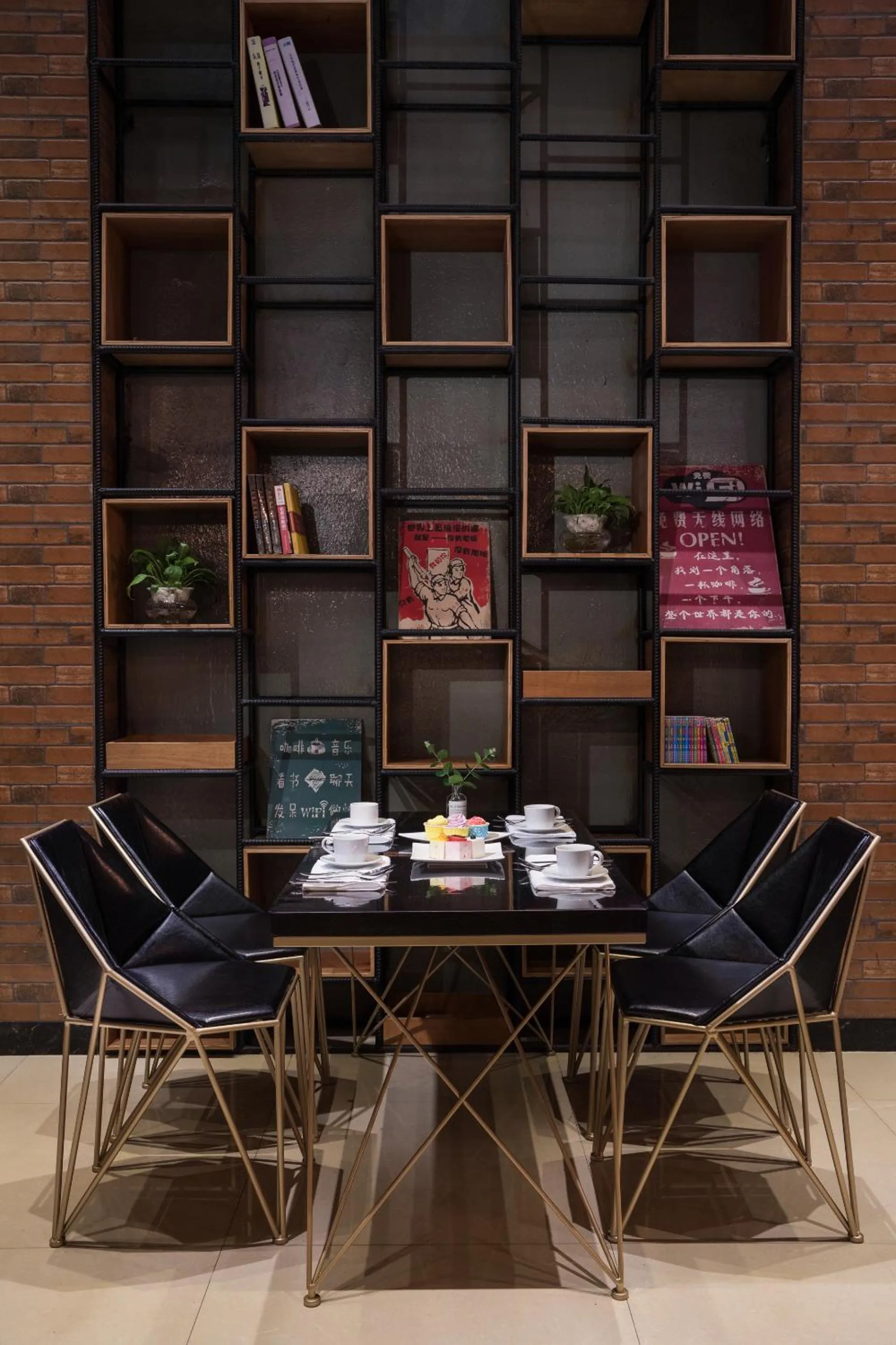 Restaurant/places to eat in Spring Time Hotel