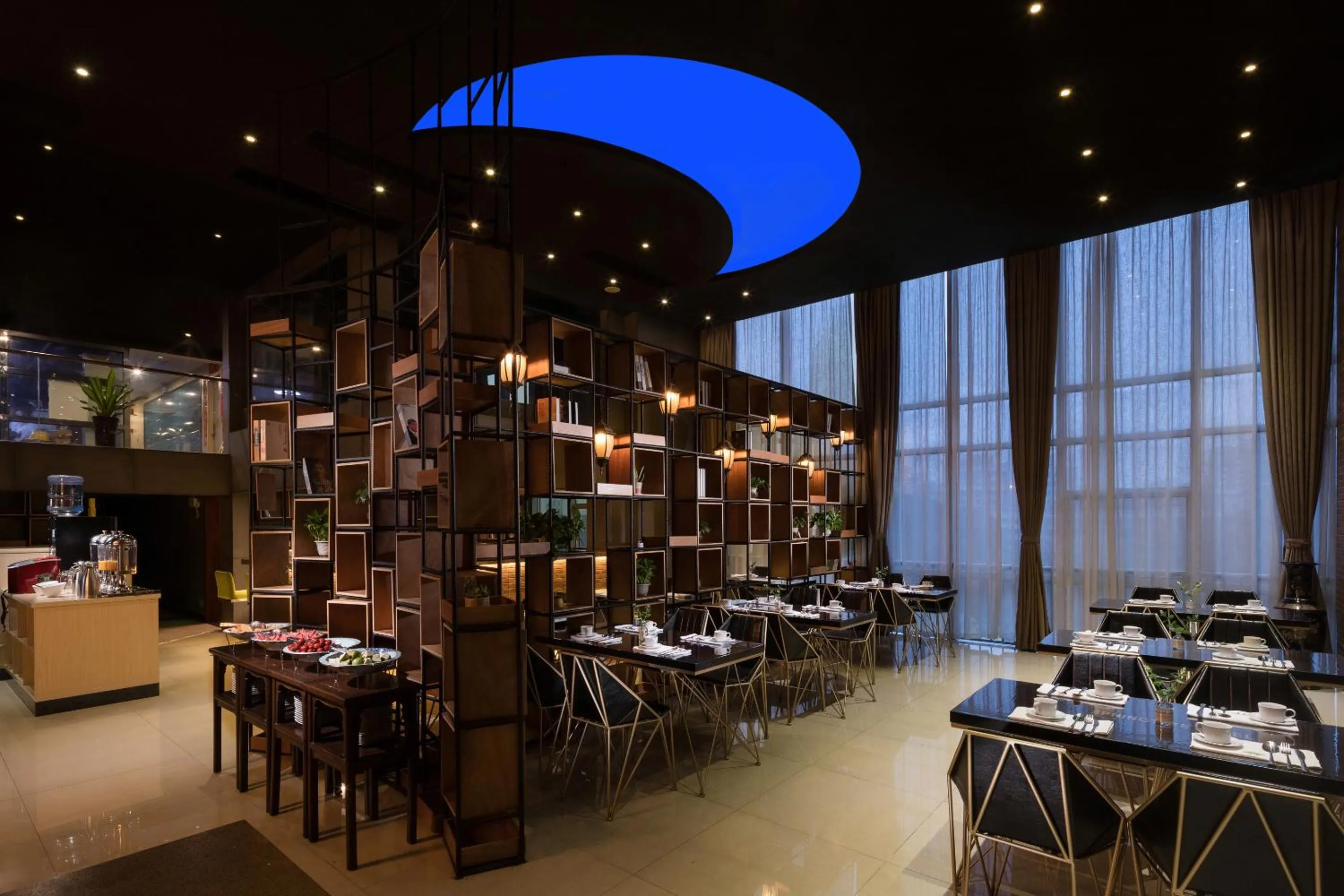 Restaurant/places to eat in Spring Time Hotel