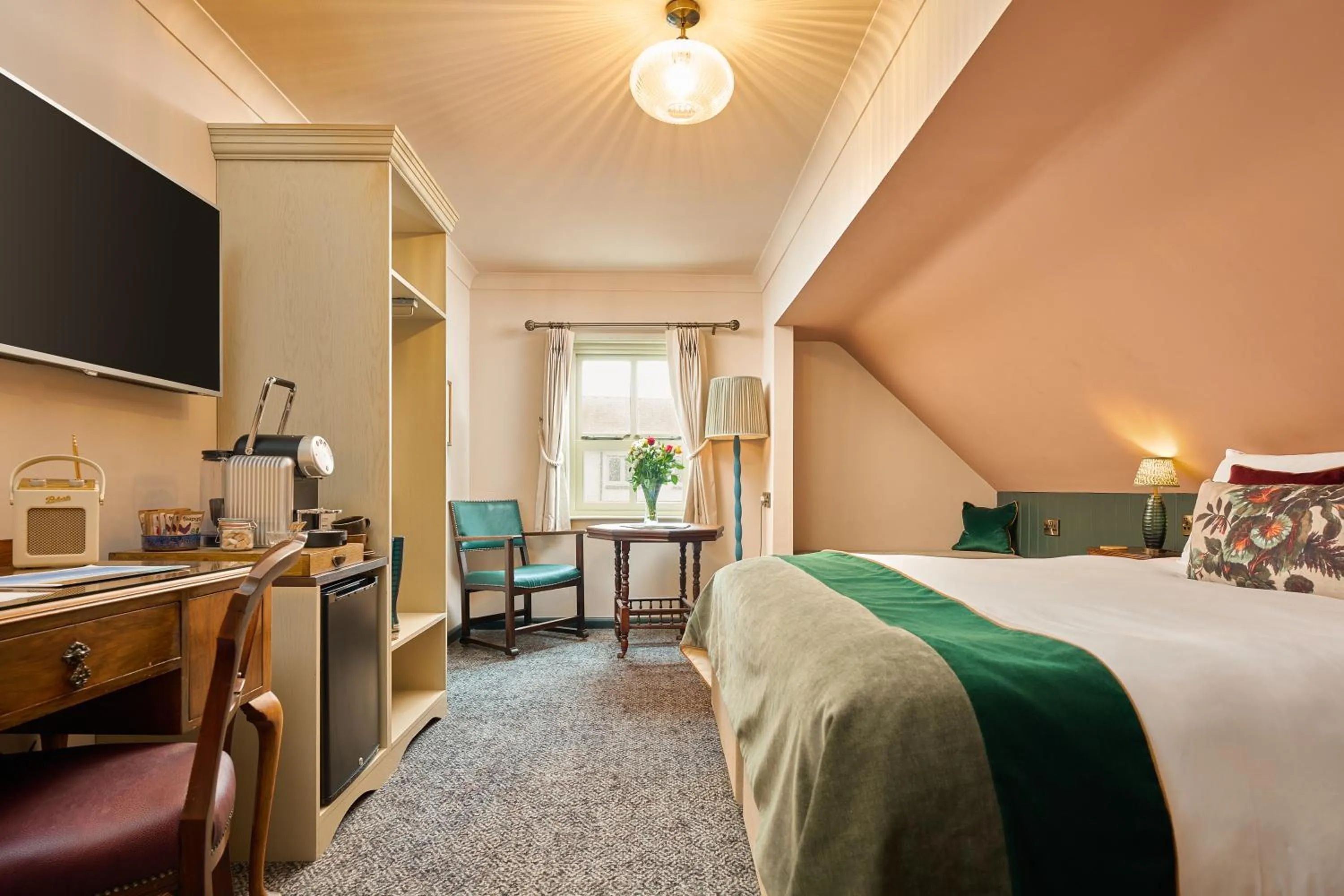 Photo of the whole room, Bed in Hope & Anchor