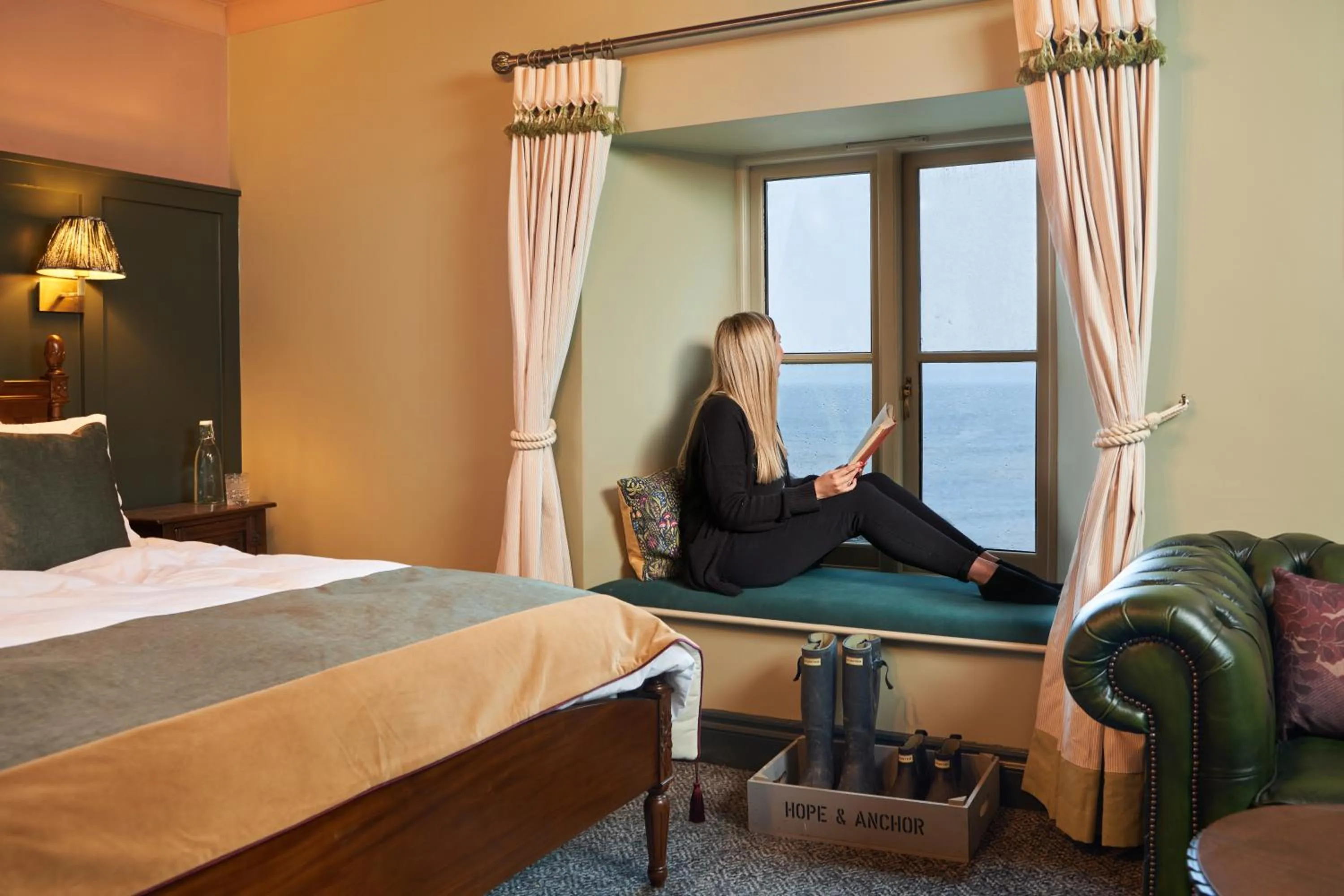 Seating area, Bed in Hope & Anchor