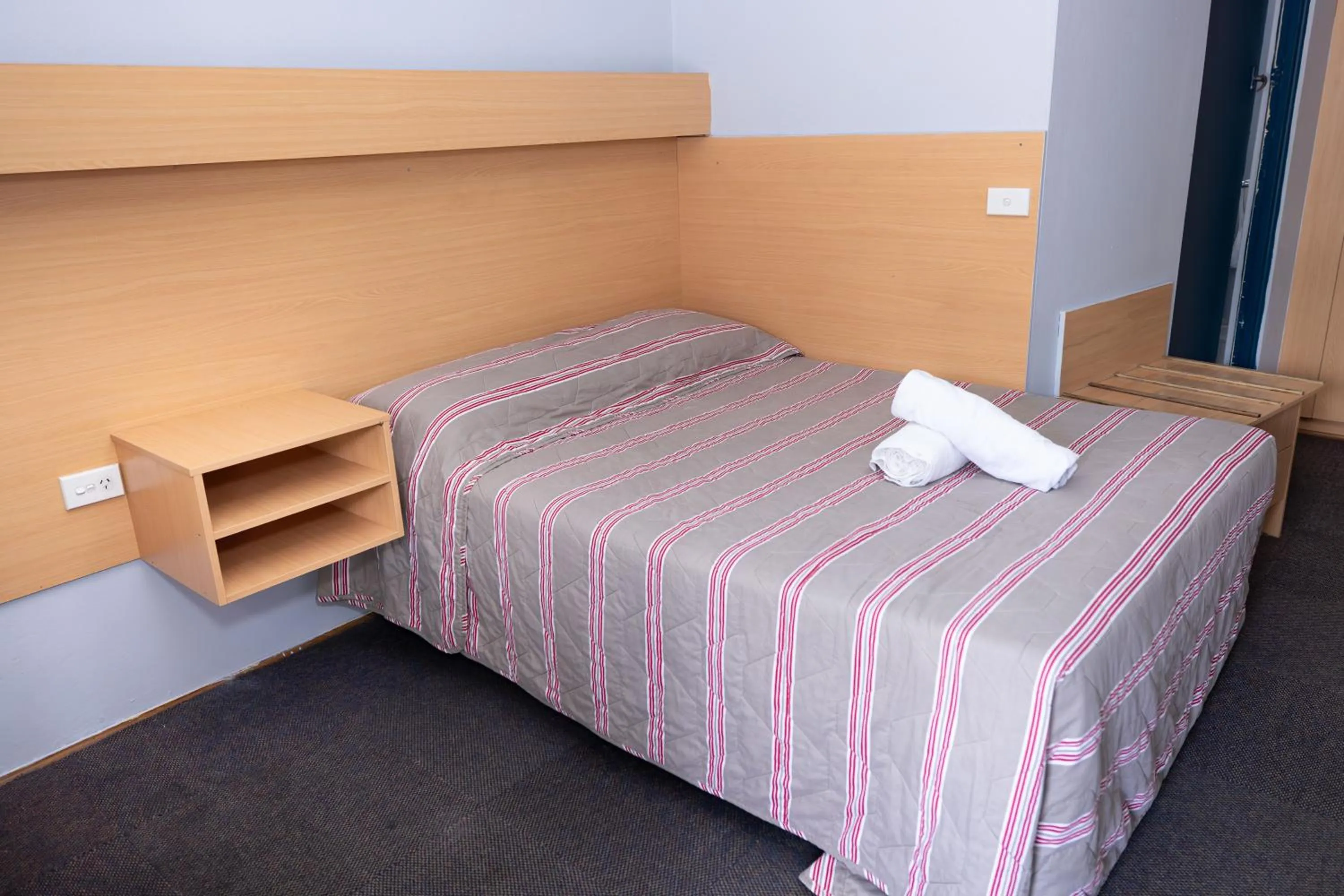 Bed in Windsor Heritage Motel