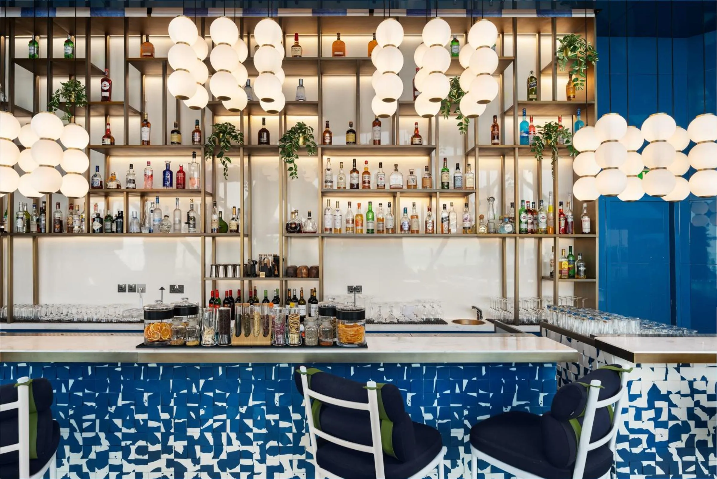 Lounge or bar in Andaz Capital Gate Abu Dhabi, By Hyatt