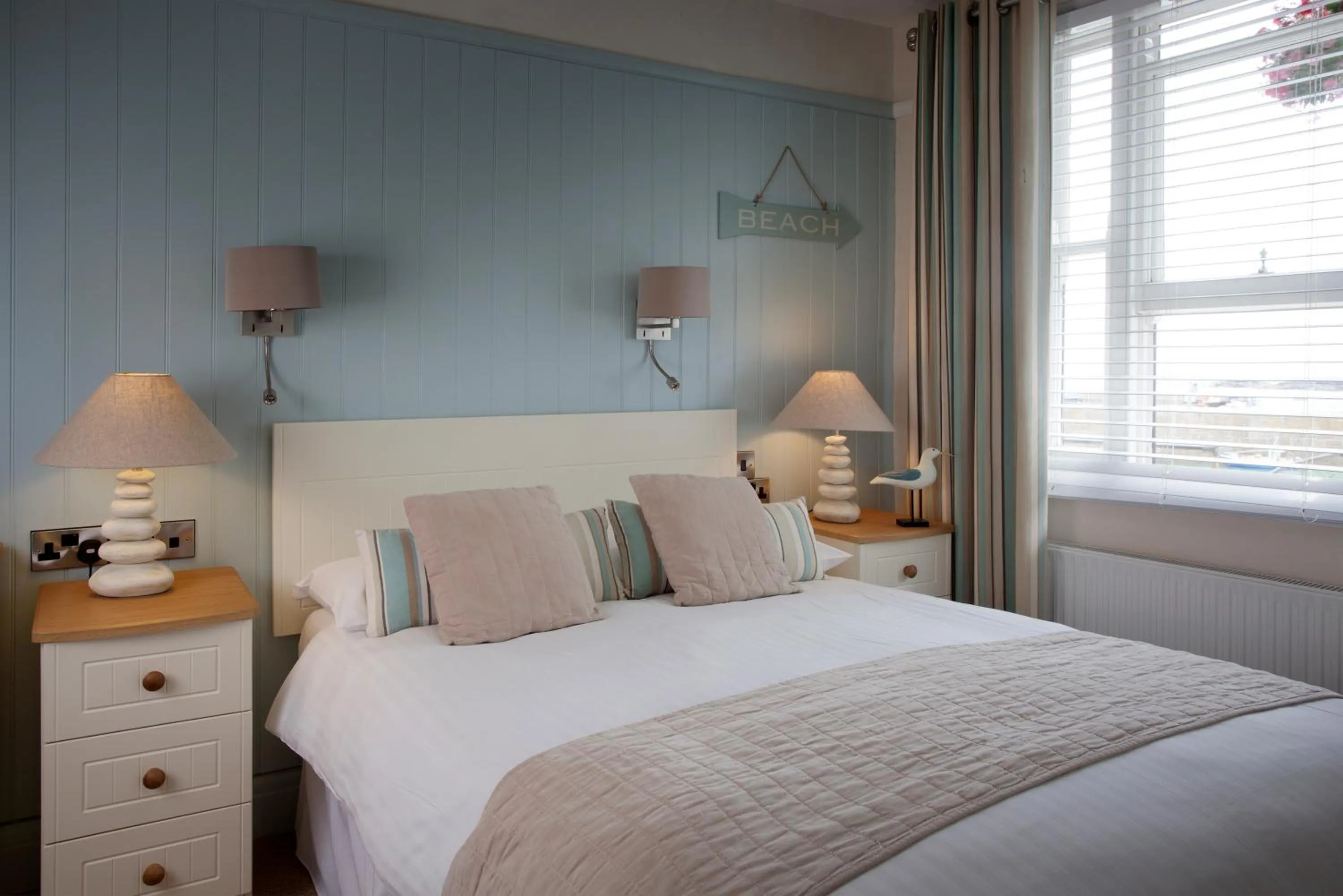 Bedroom, Bed in The Ship Inn