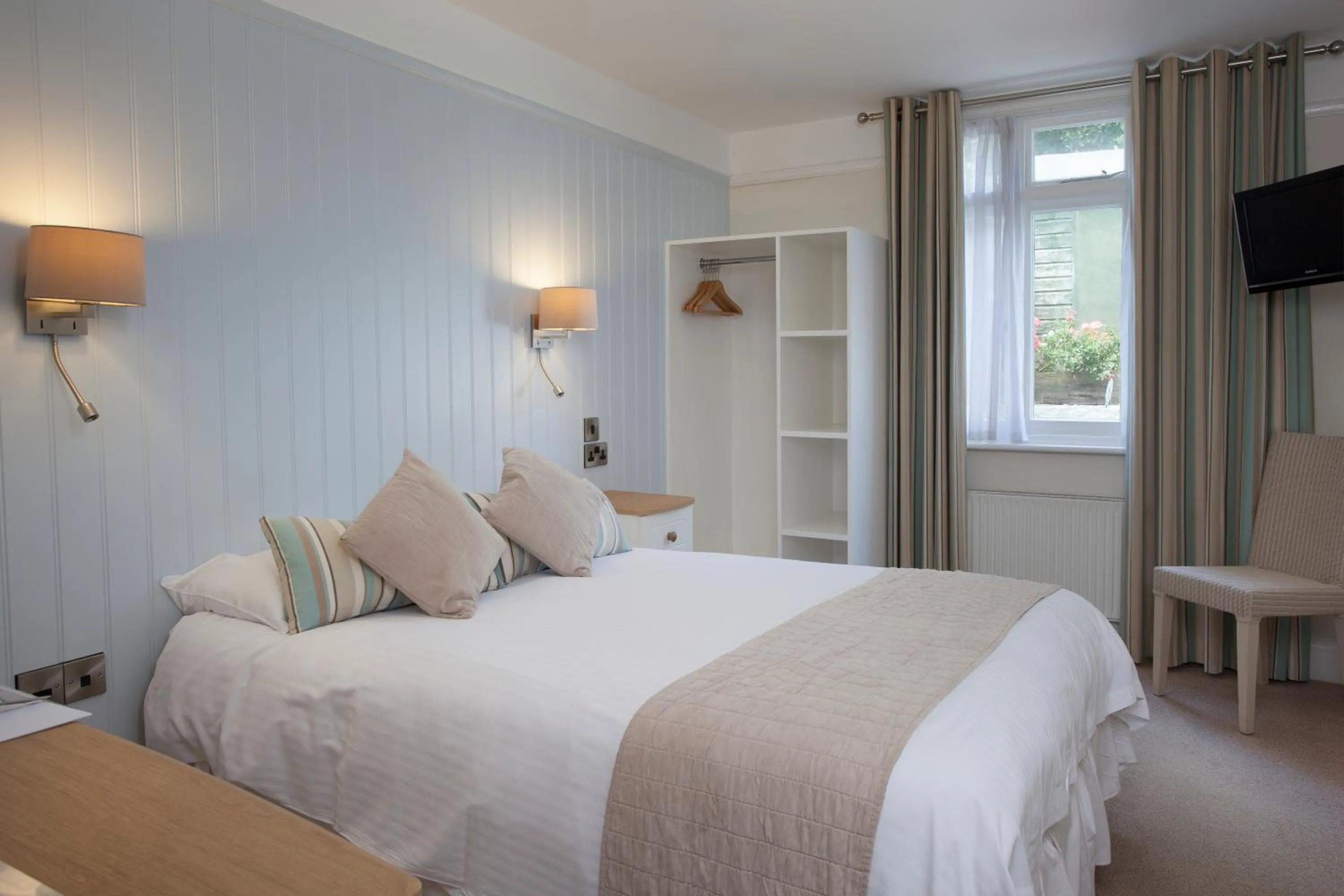 Bedroom, Bed in The Ship Inn