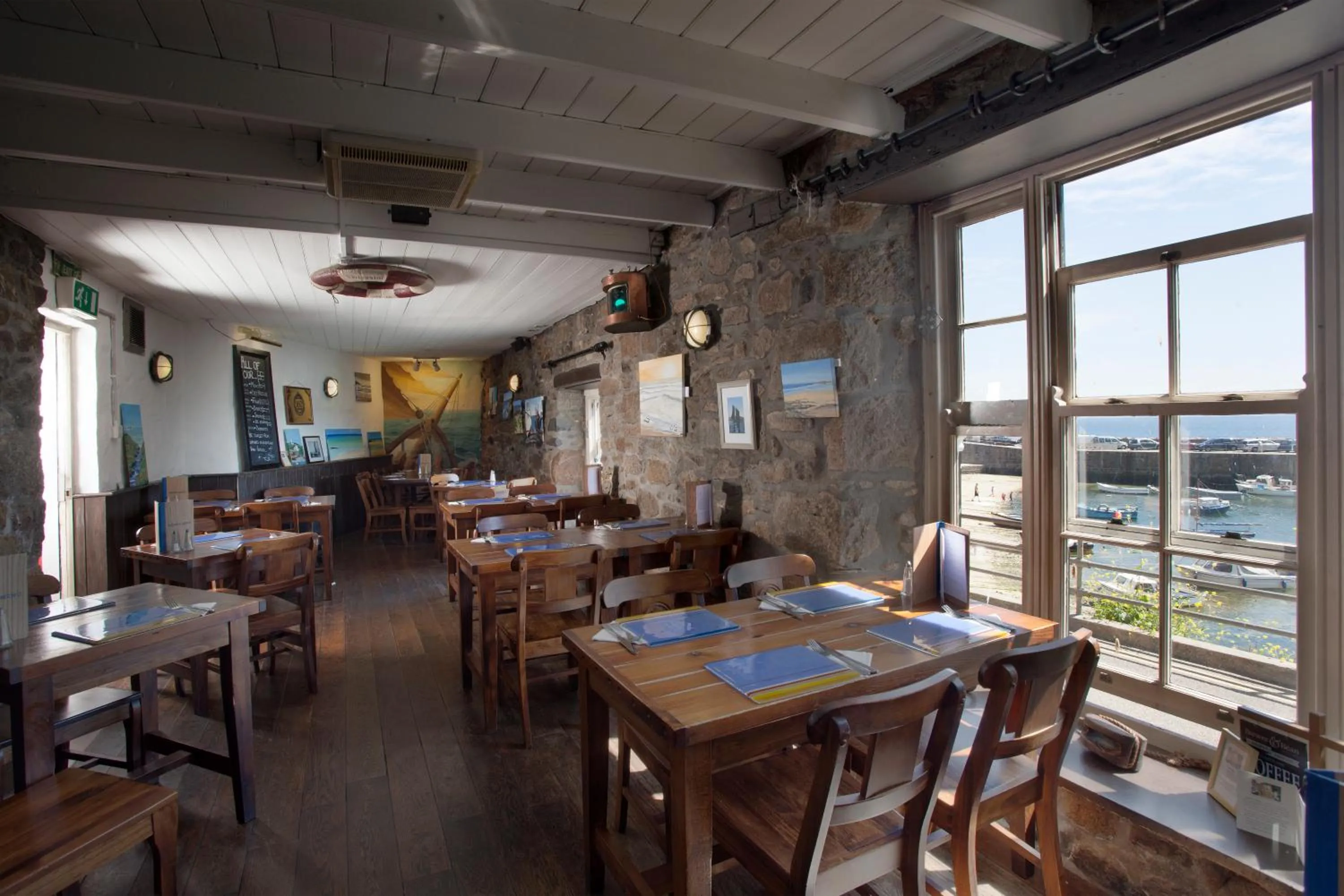 Restaurant/places to eat in The Ship Inn