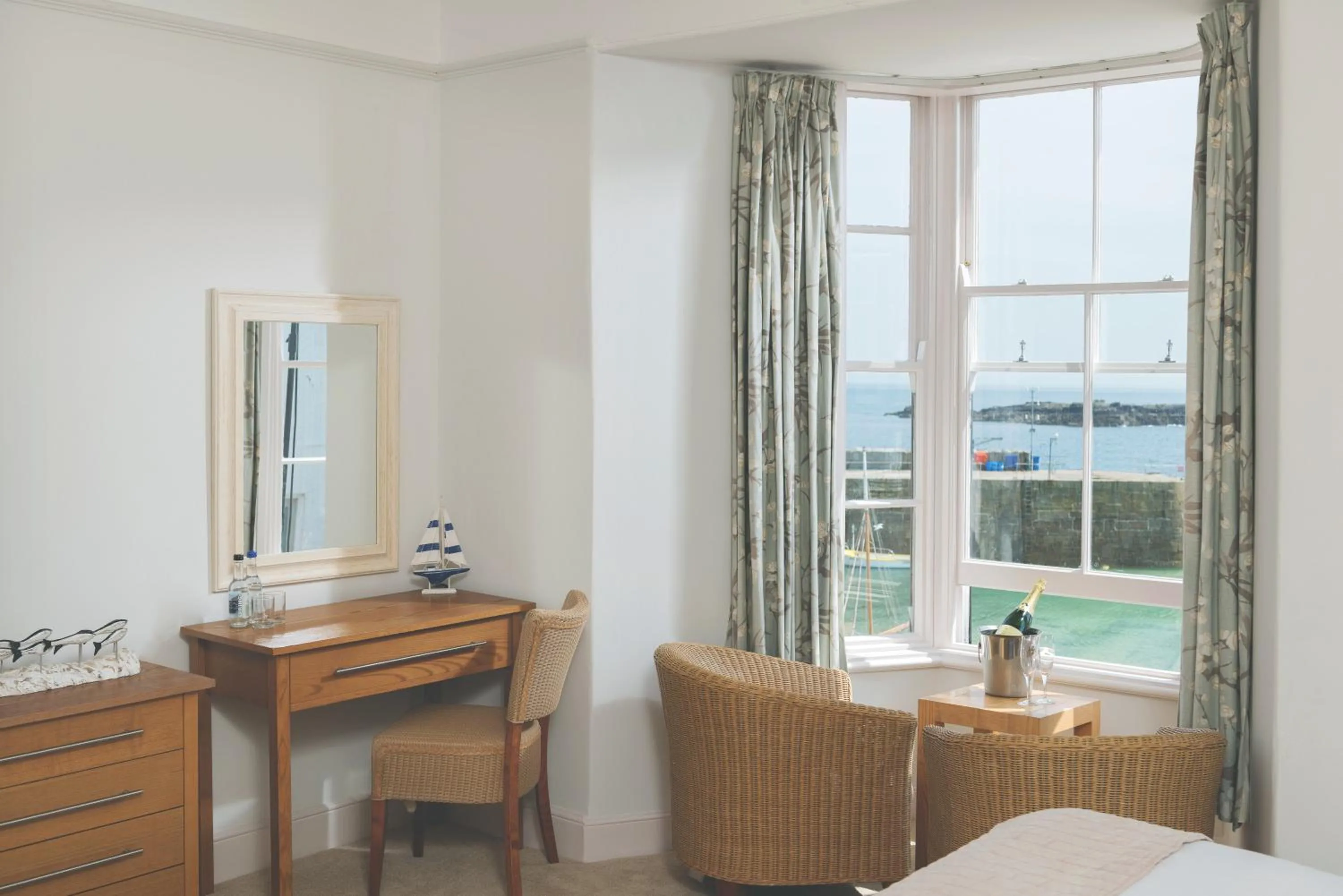 Photo of the whole room, Bed in The Ship Inn