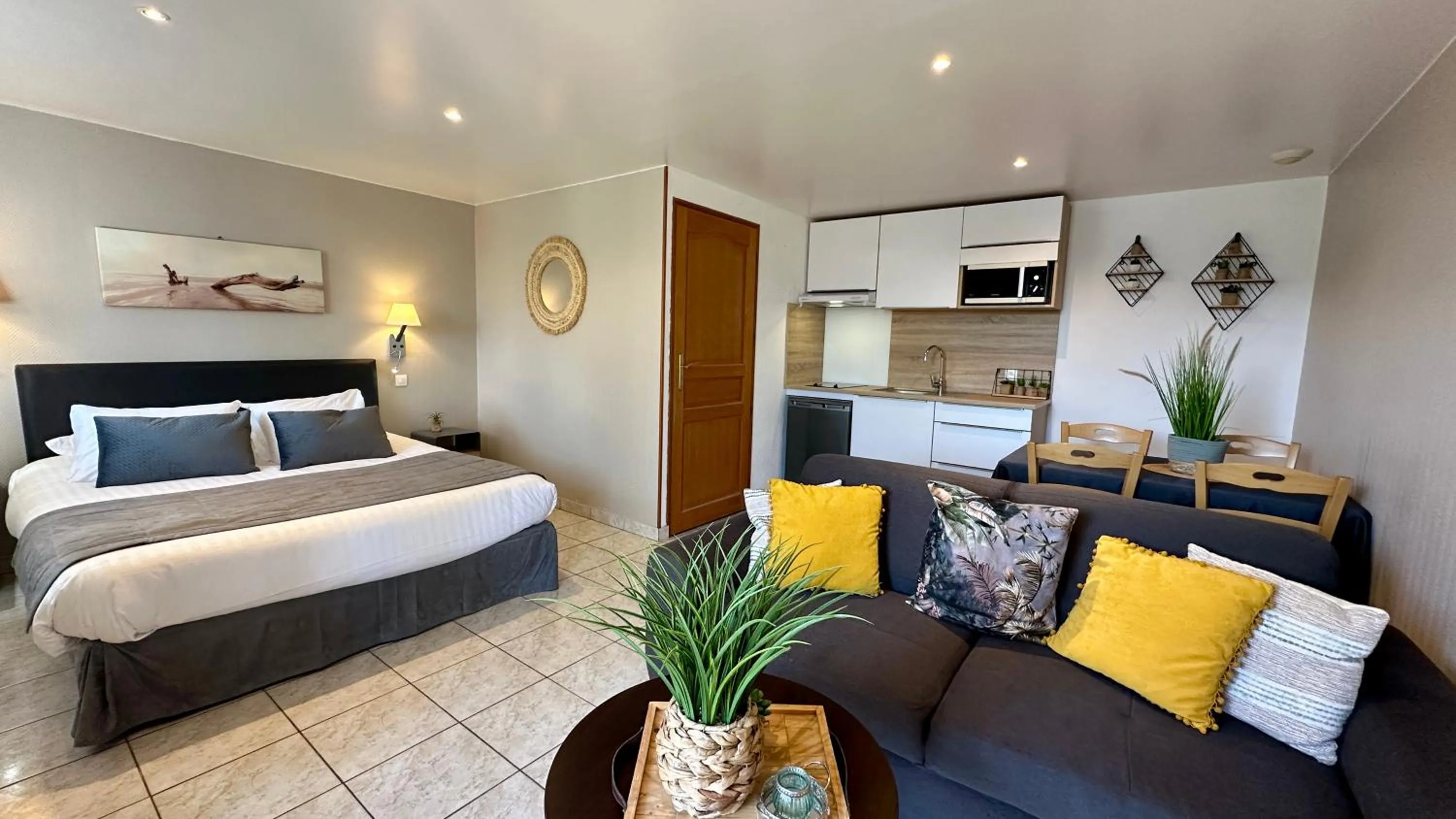 Photo of the whole room, Bed in La Maison Blanche