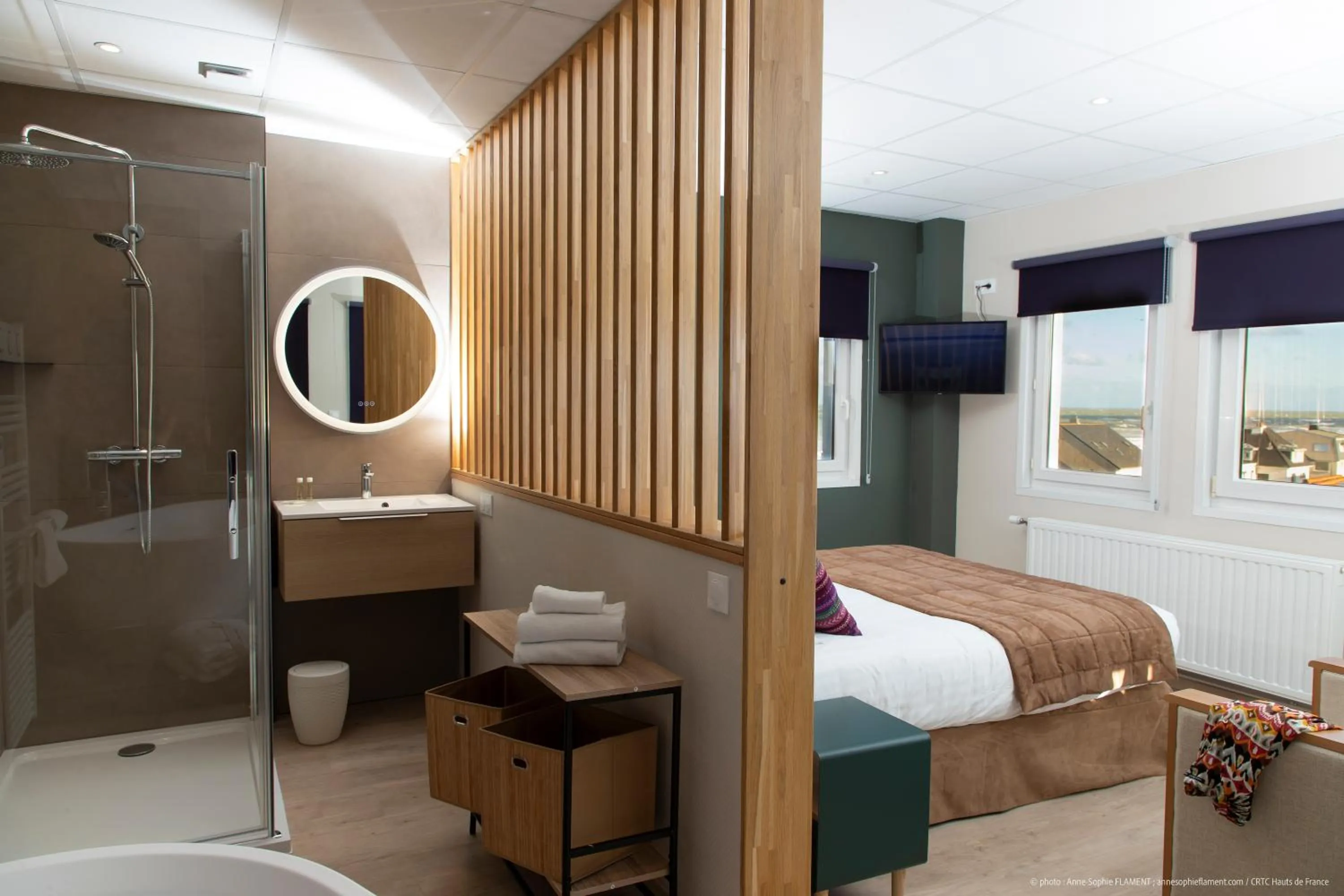 Shower, Bed in La Maison Blanche