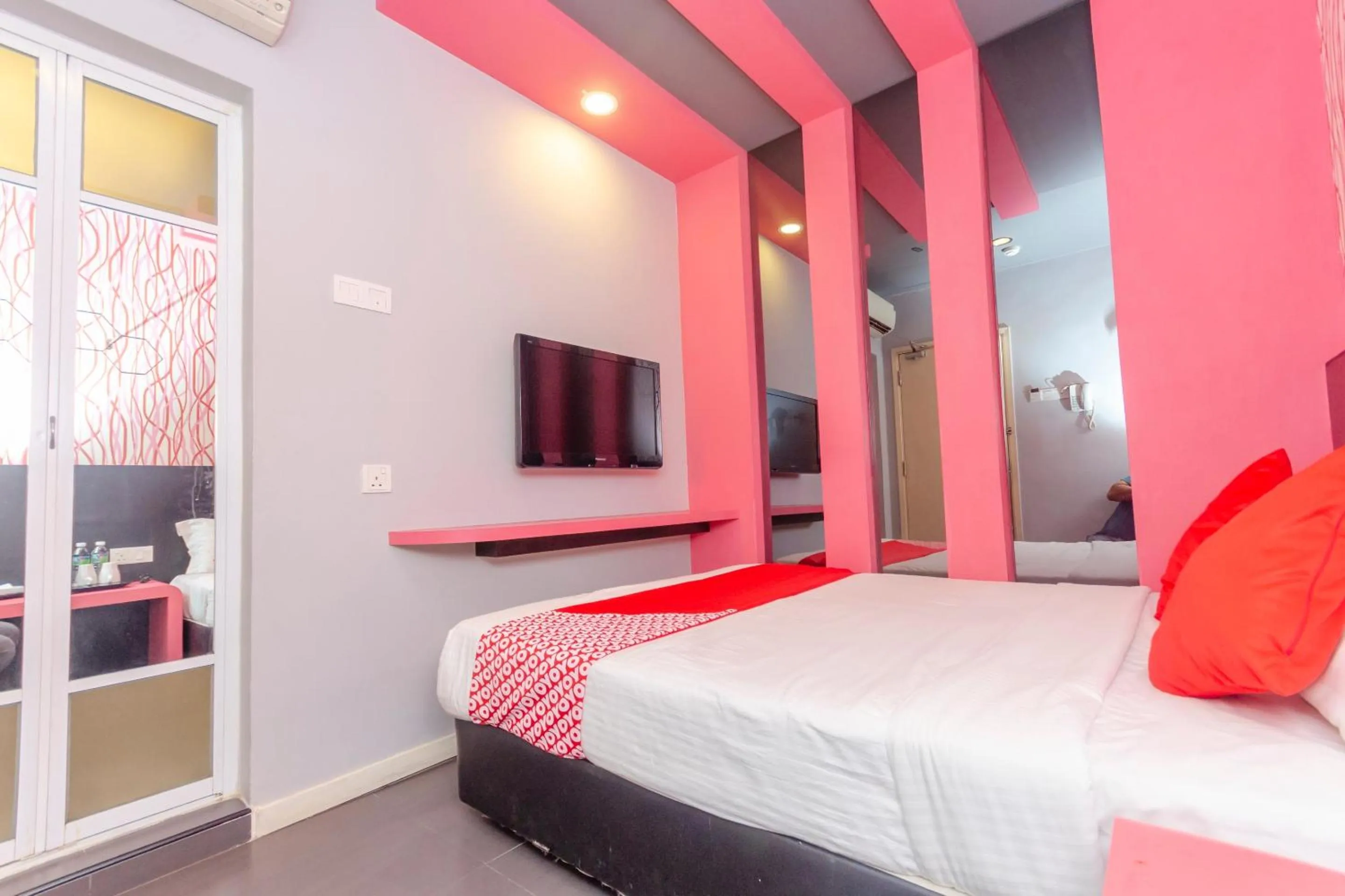 Bedroom, Bed in Hotel O Rooms Boutique Hotel