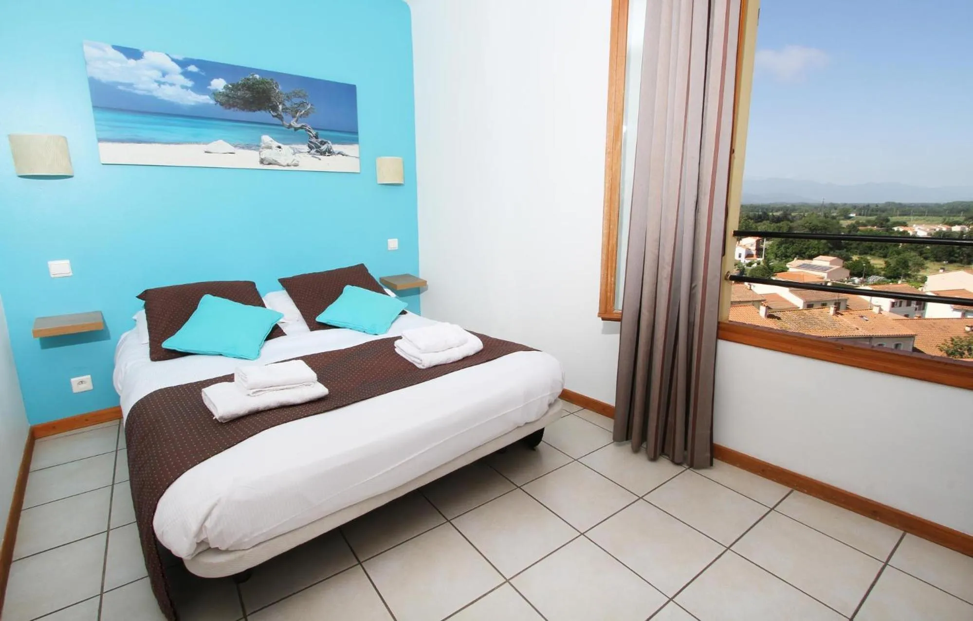 Photo of the whole room, Bed in Logis Hotel Restaurant Le Cara Sol