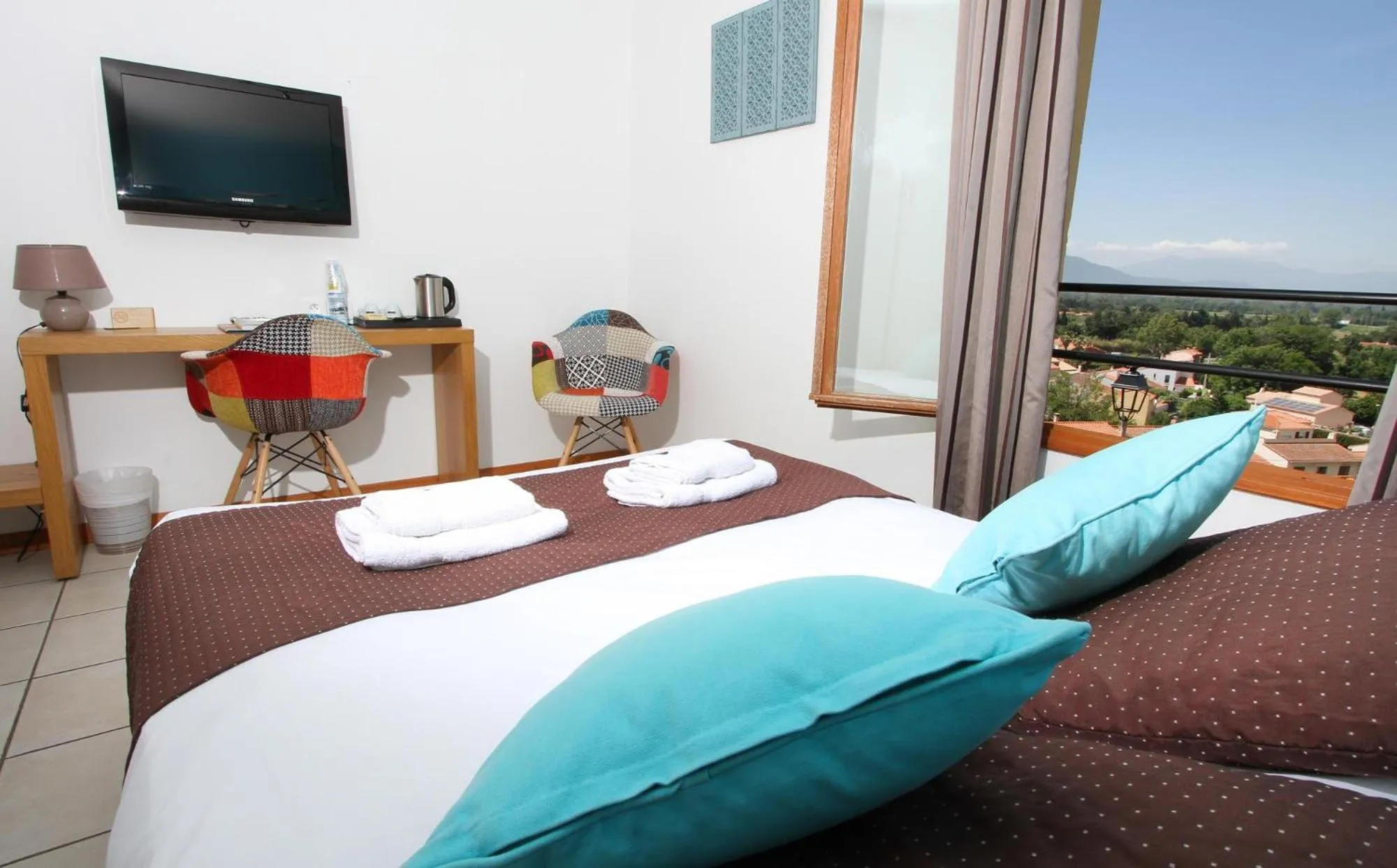 Photo of the whole room, Bed in Logis Hotel Restaurant Le Cara Sol