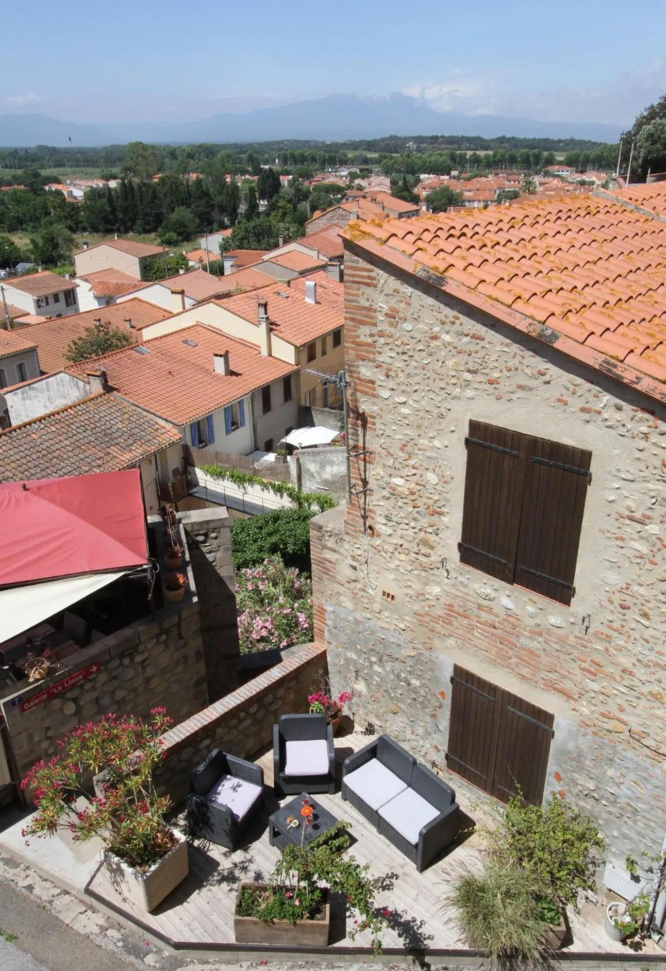 Patio in Logis Hotel Restaurant Le Cara Sol