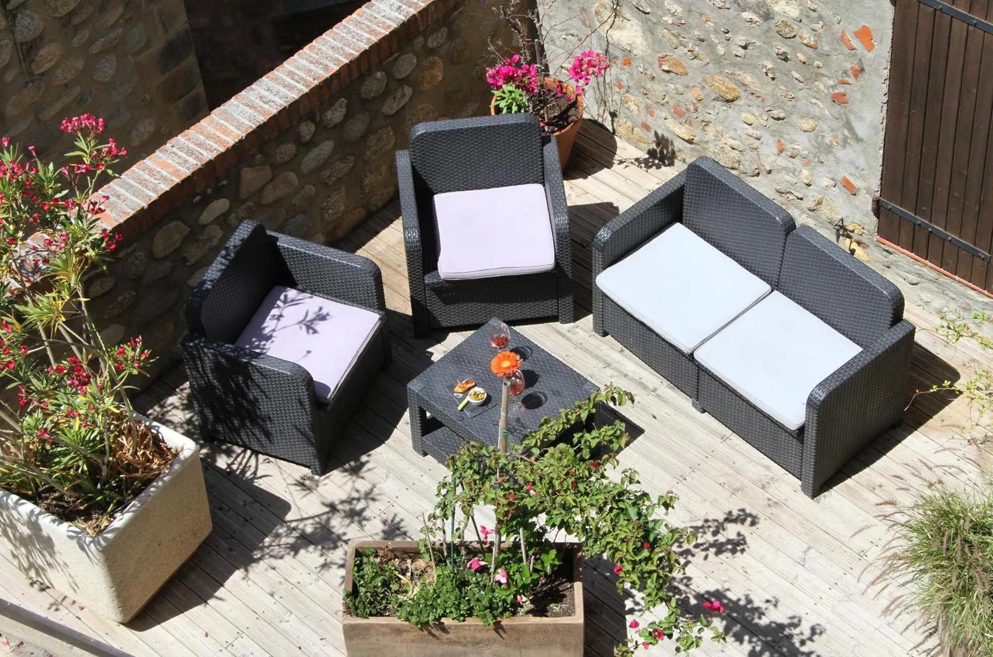 Patio in Logis Hotel Restaurant Le Cara Sol