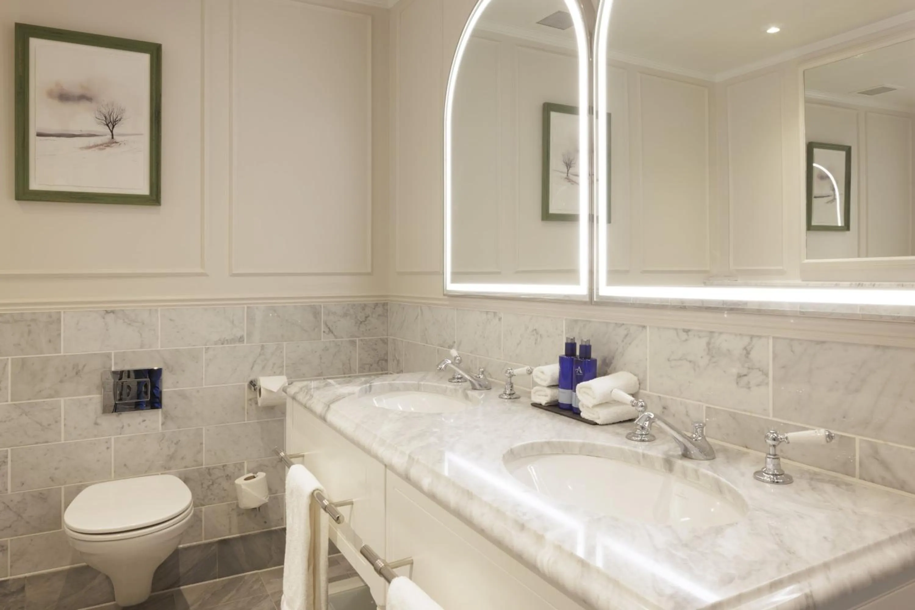 Bathroom in The Caledonian Edinburgh, Curio Collection by Hilton