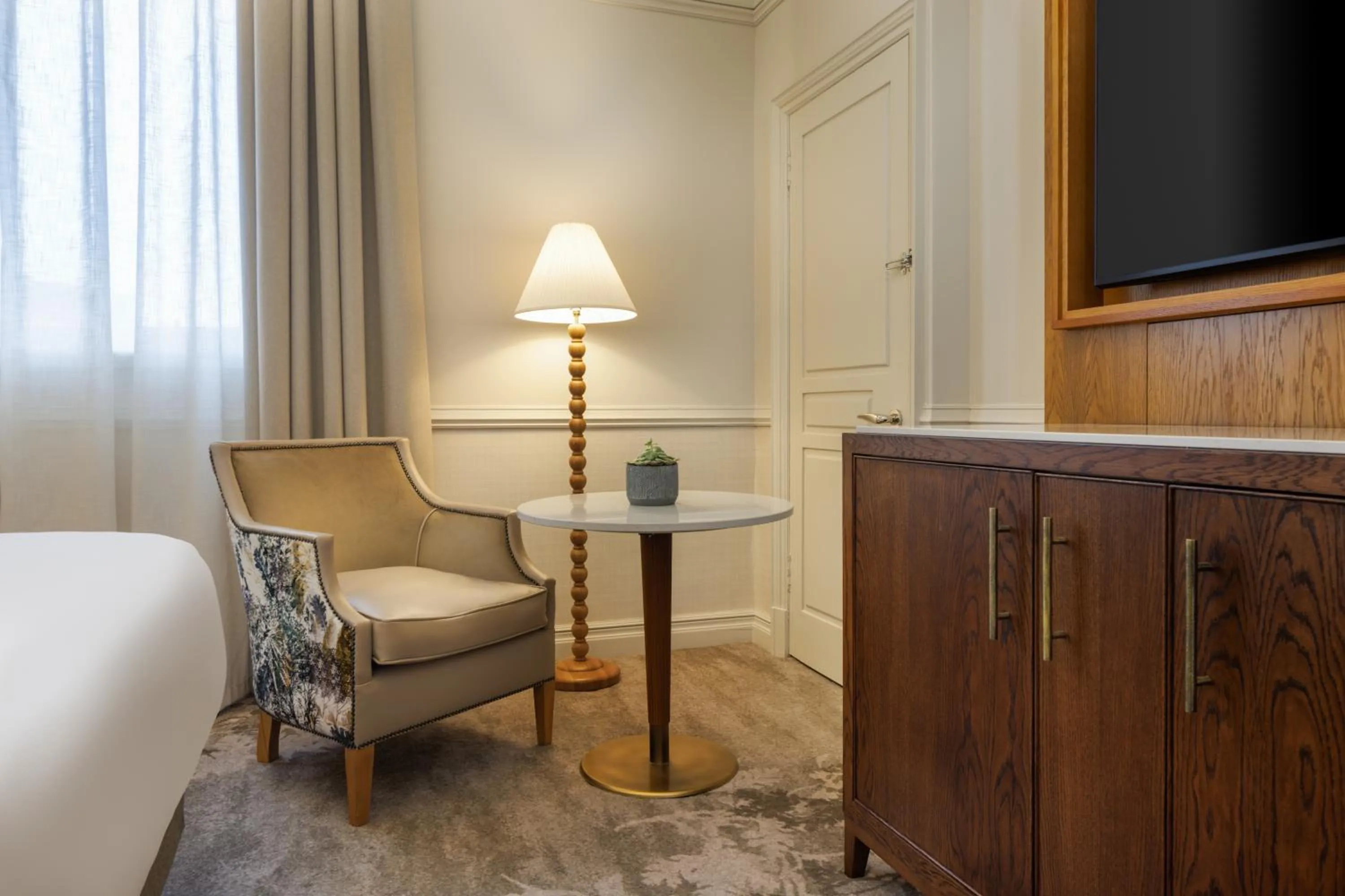 TV and multimedia, Bed in The Caledonian Edinburgh, Curio Collection by Hilton