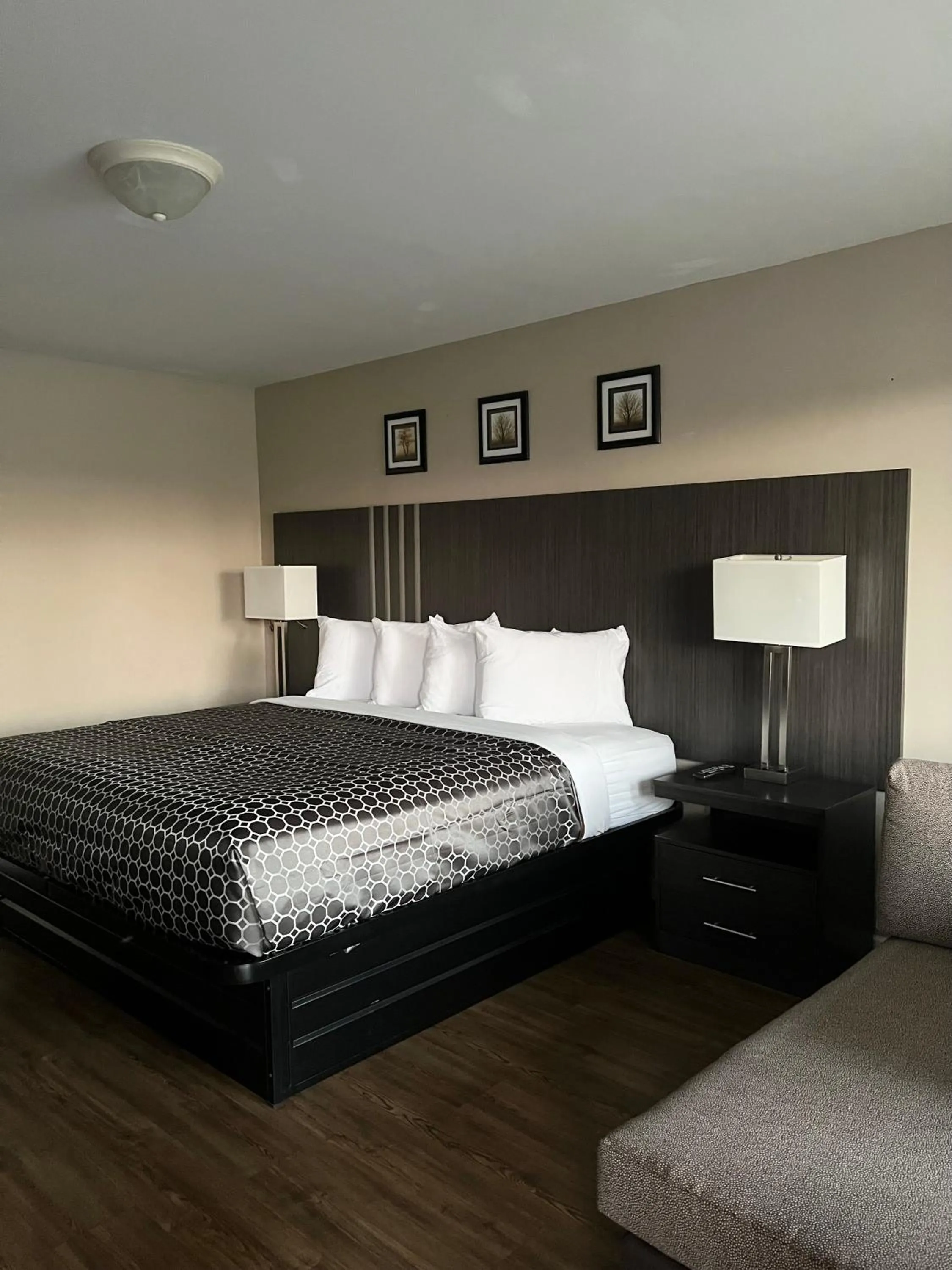 Bedroom in Lake Erie Lodge