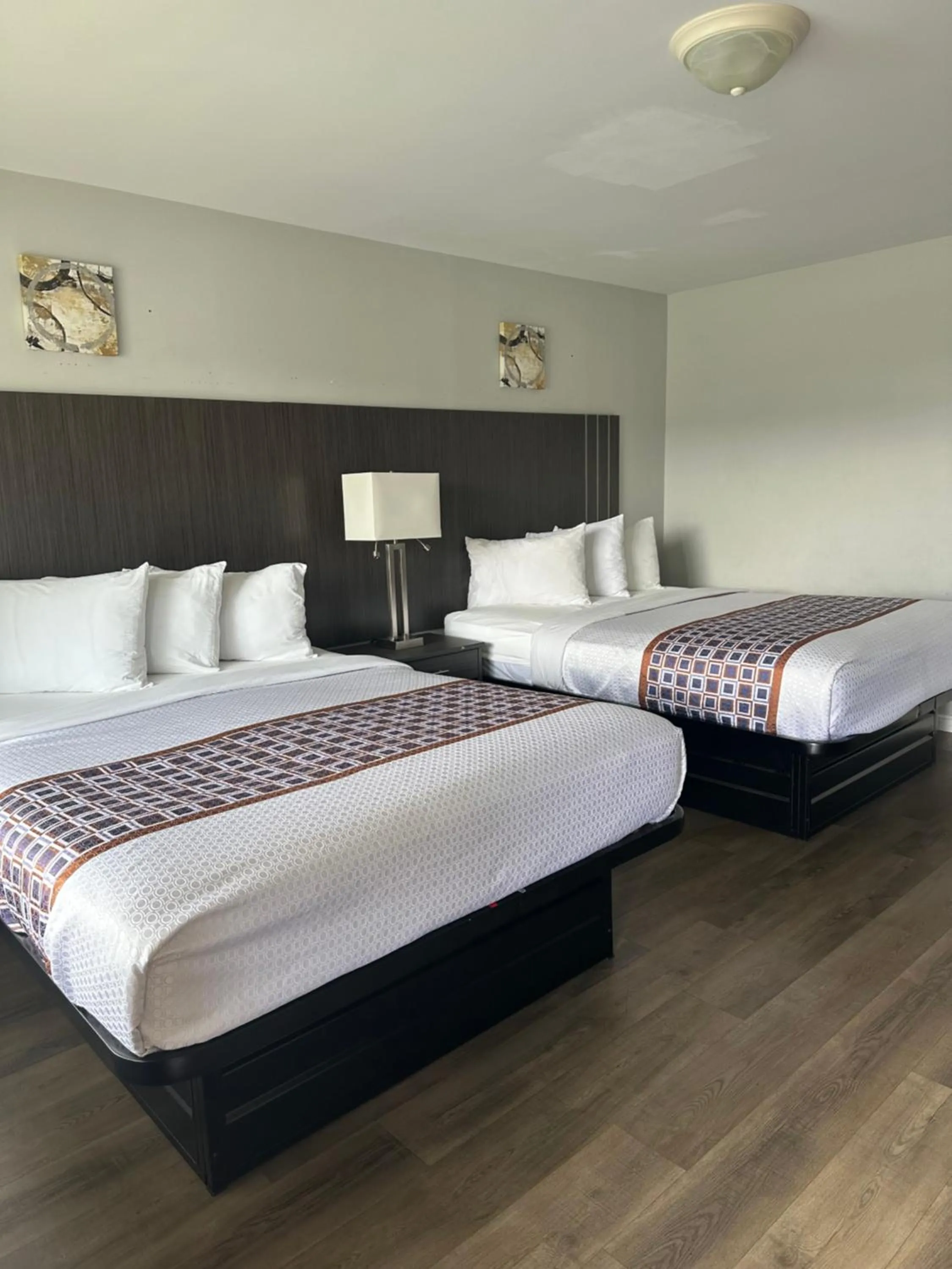 Bedroom in Lake Erie Lodge