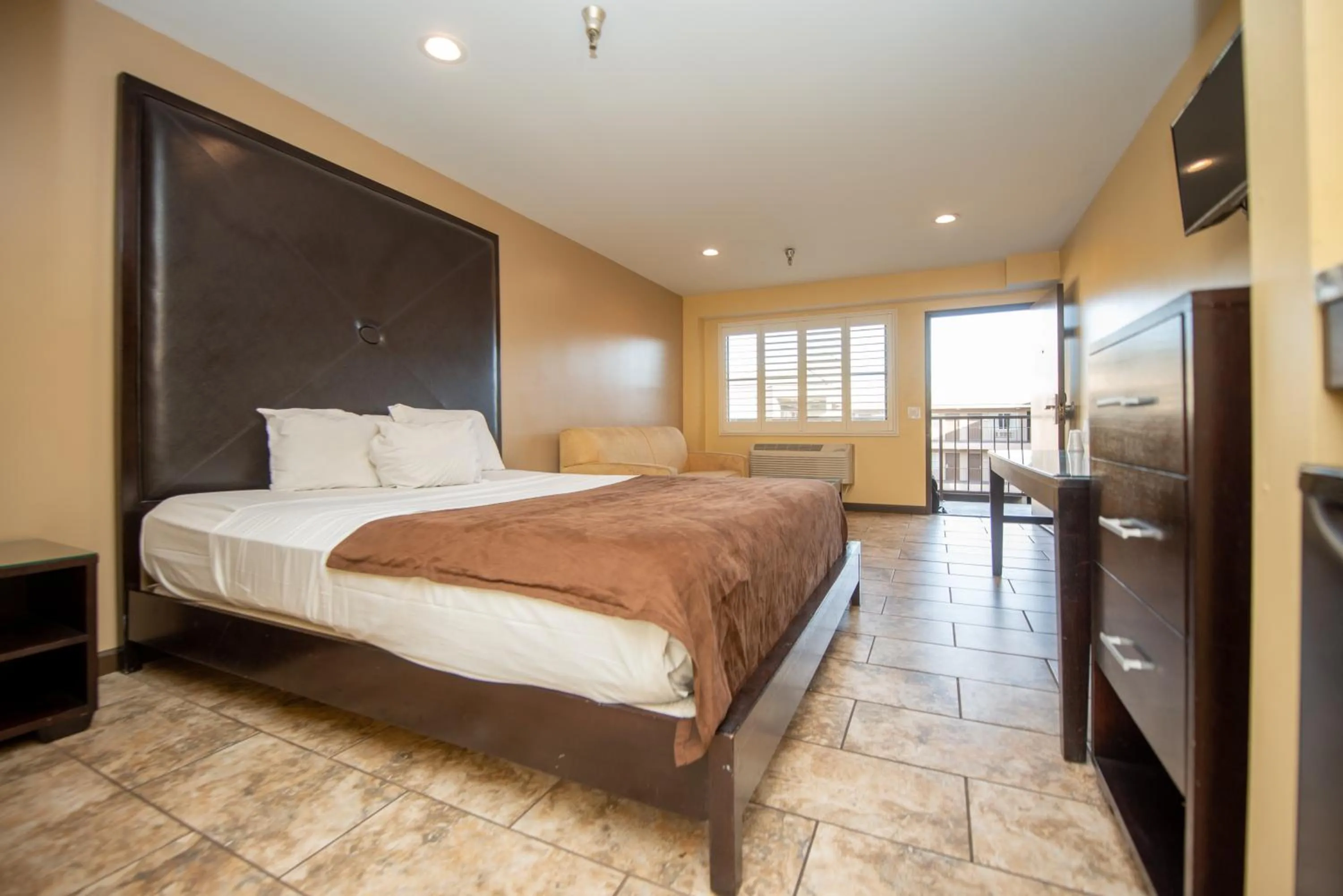 Bed in Casa Bella Inn- Huntington Park