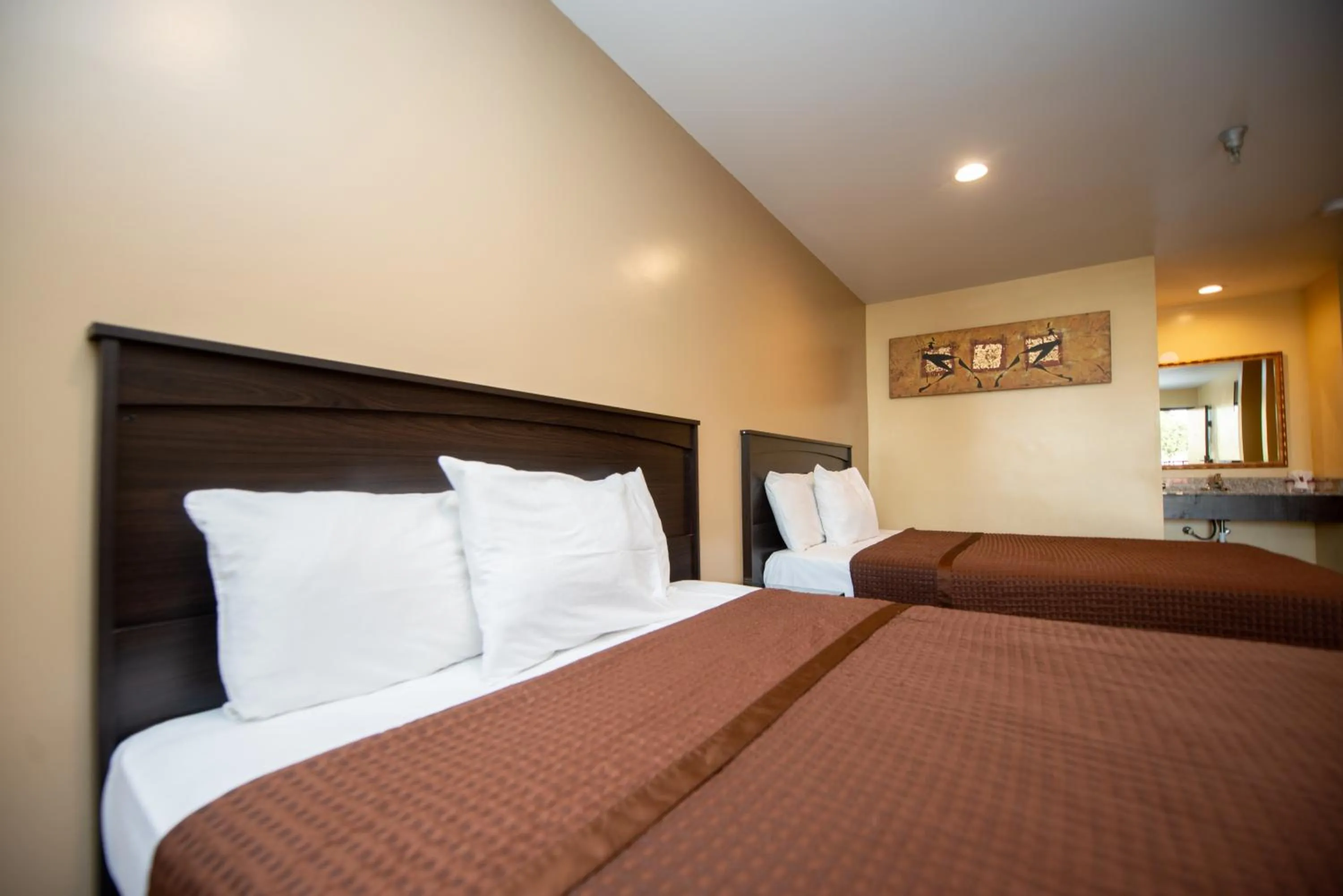 Bed in Casa Bella Inn- Huntington Park