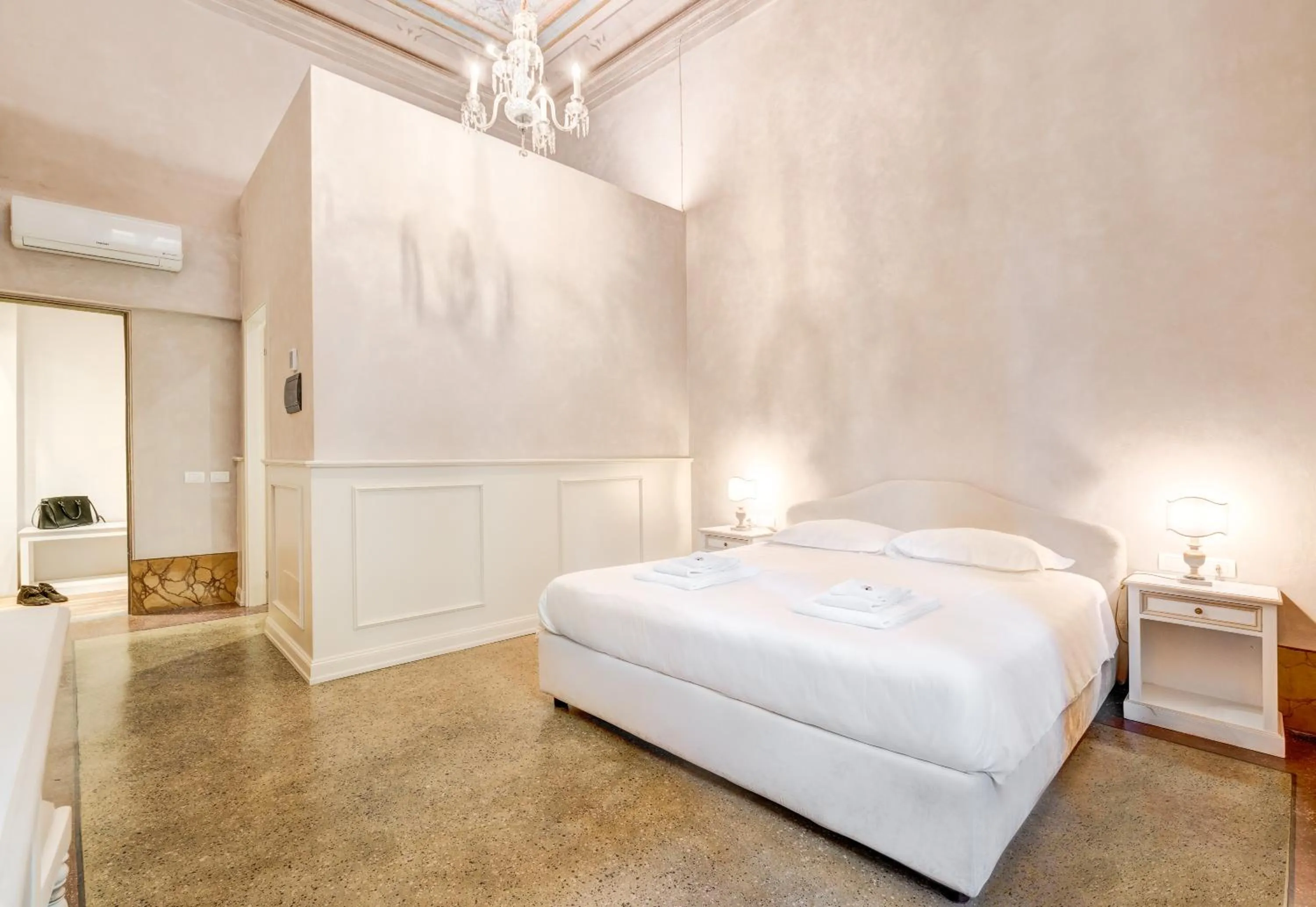 Bed in Palazzo D'Oltrarno - Residenza D'Epoca